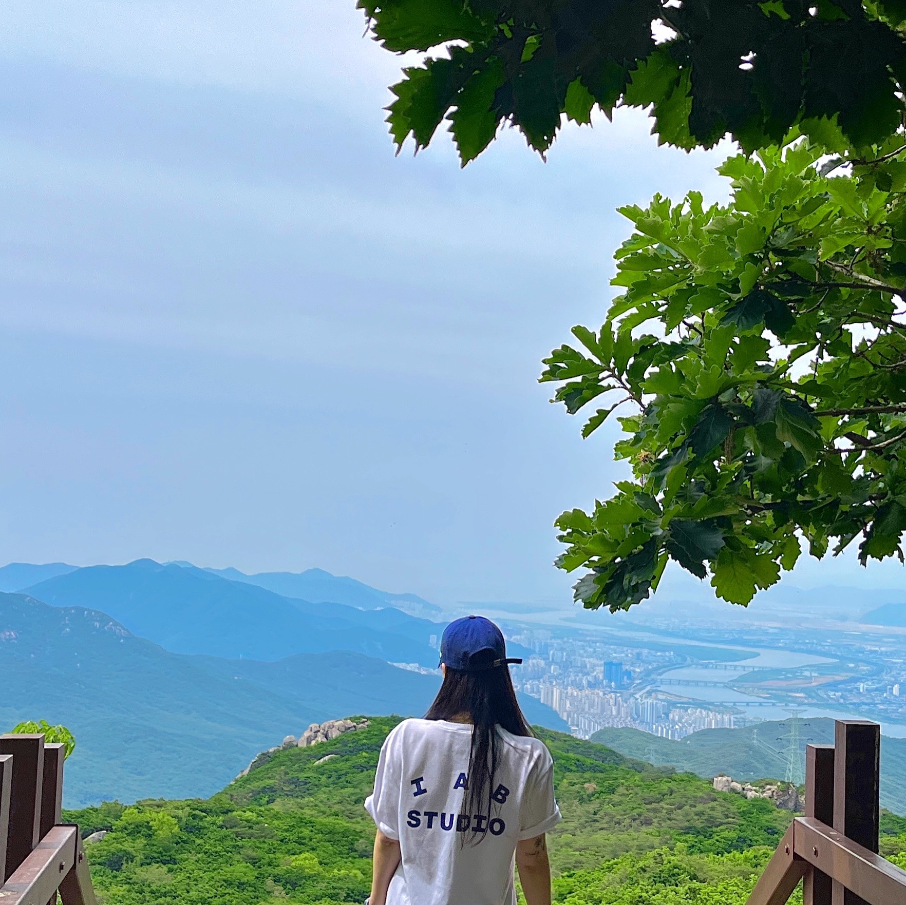 IAB Studio T-Shirt White 착용 스타일
