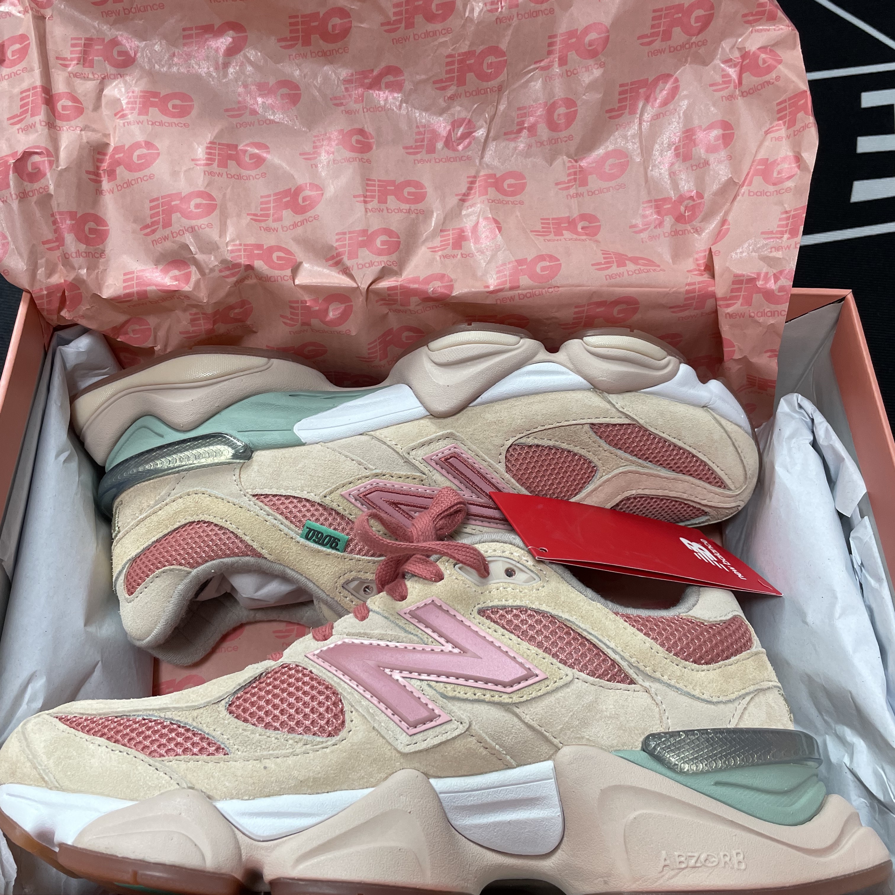 New Balance x Joe Freshgoods 9060 Inside Voices Penny Cookie Pink 착용 스타일 - 2