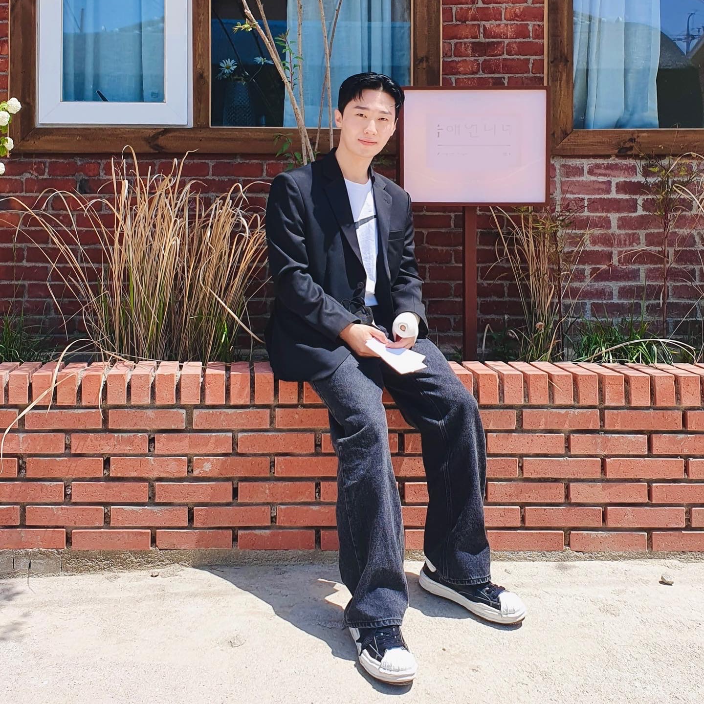 Maison Mihara Yasuhiro Blakey OG STC Sole Paper Like Leather Low-top Sneakers Black 착용 스타일