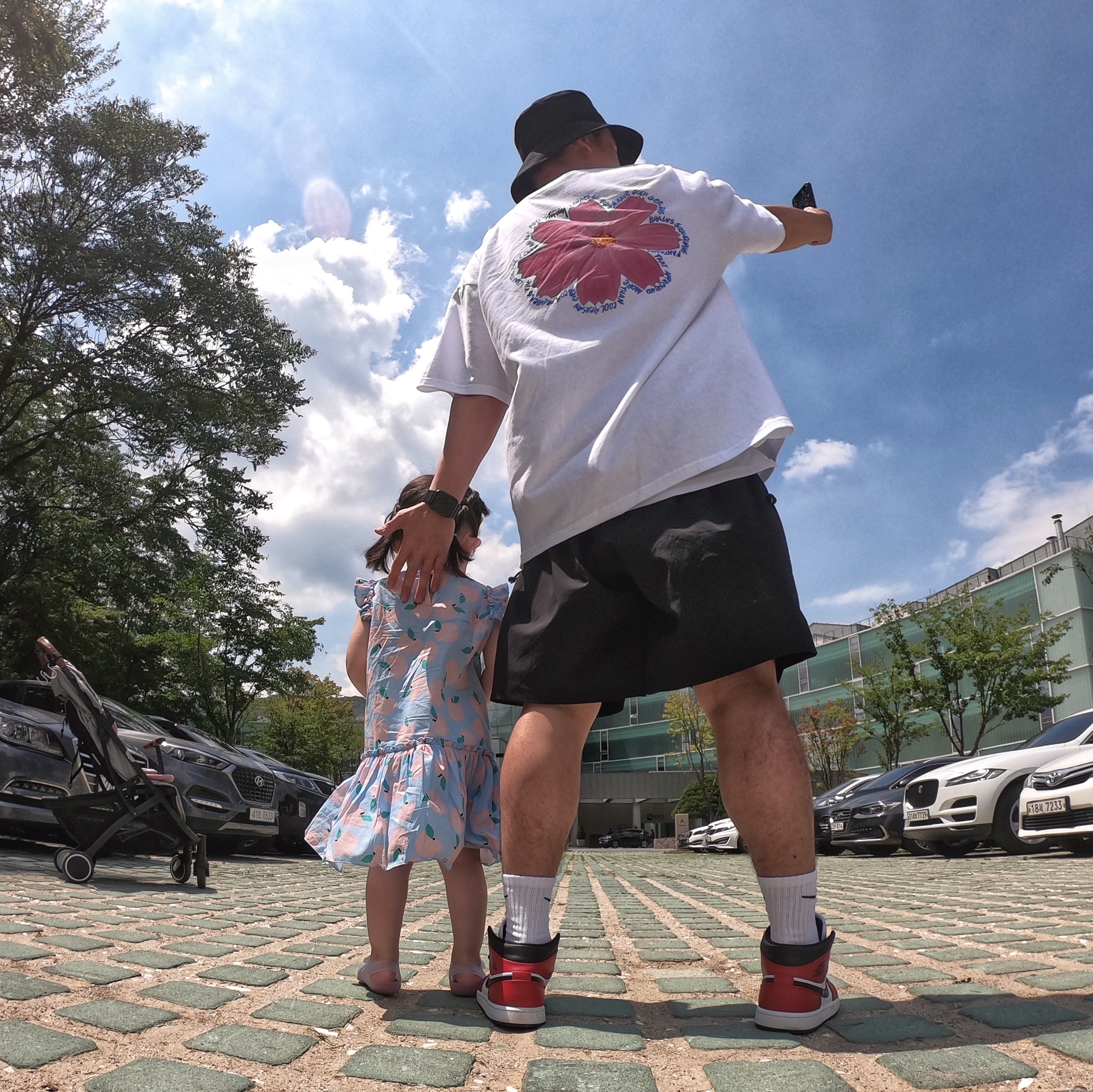 Stussy Cosmos T-Shirt White, Jordan 1 Mid Chicago Black Toe 착용 스타일