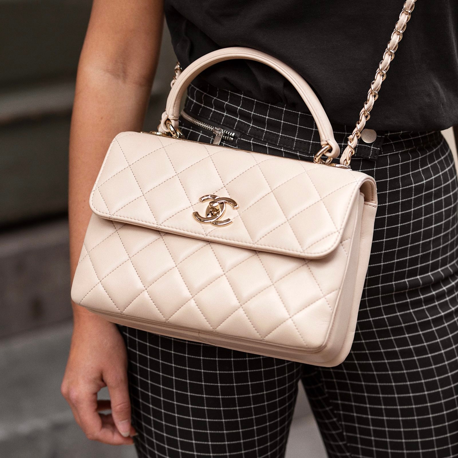 Chanel Small Flap Bag with Top Handle Lambskin & Gold Light Beige 착용 스타일 - 1