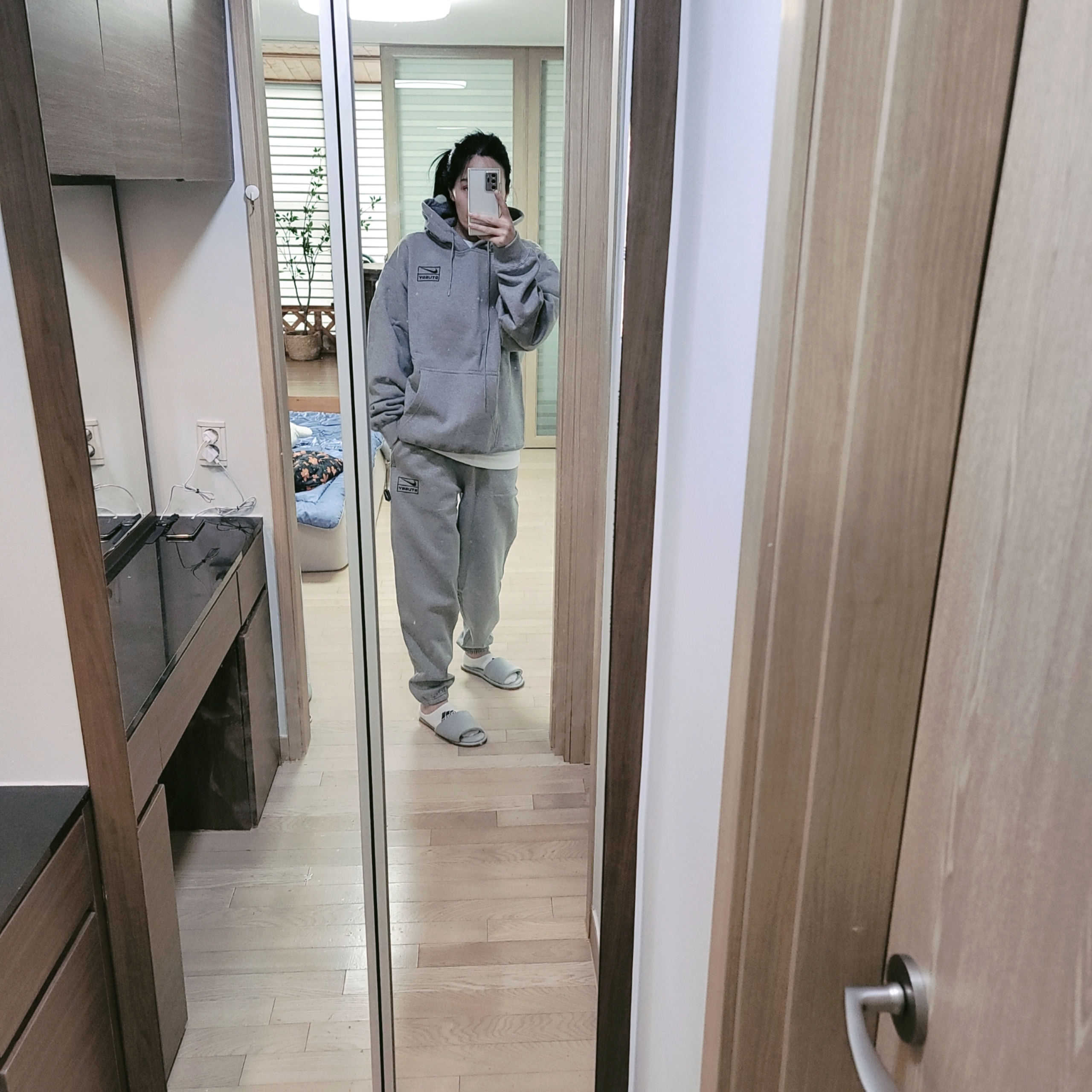 Nike x Stussy NRG RA Pullover Hoodie Dark Grey Heather (DJ9488-063), Nike x Stussy NRG RA Fleece Pants Dark Grey Heather (DJ9490-063) 착용 스타일 - 1