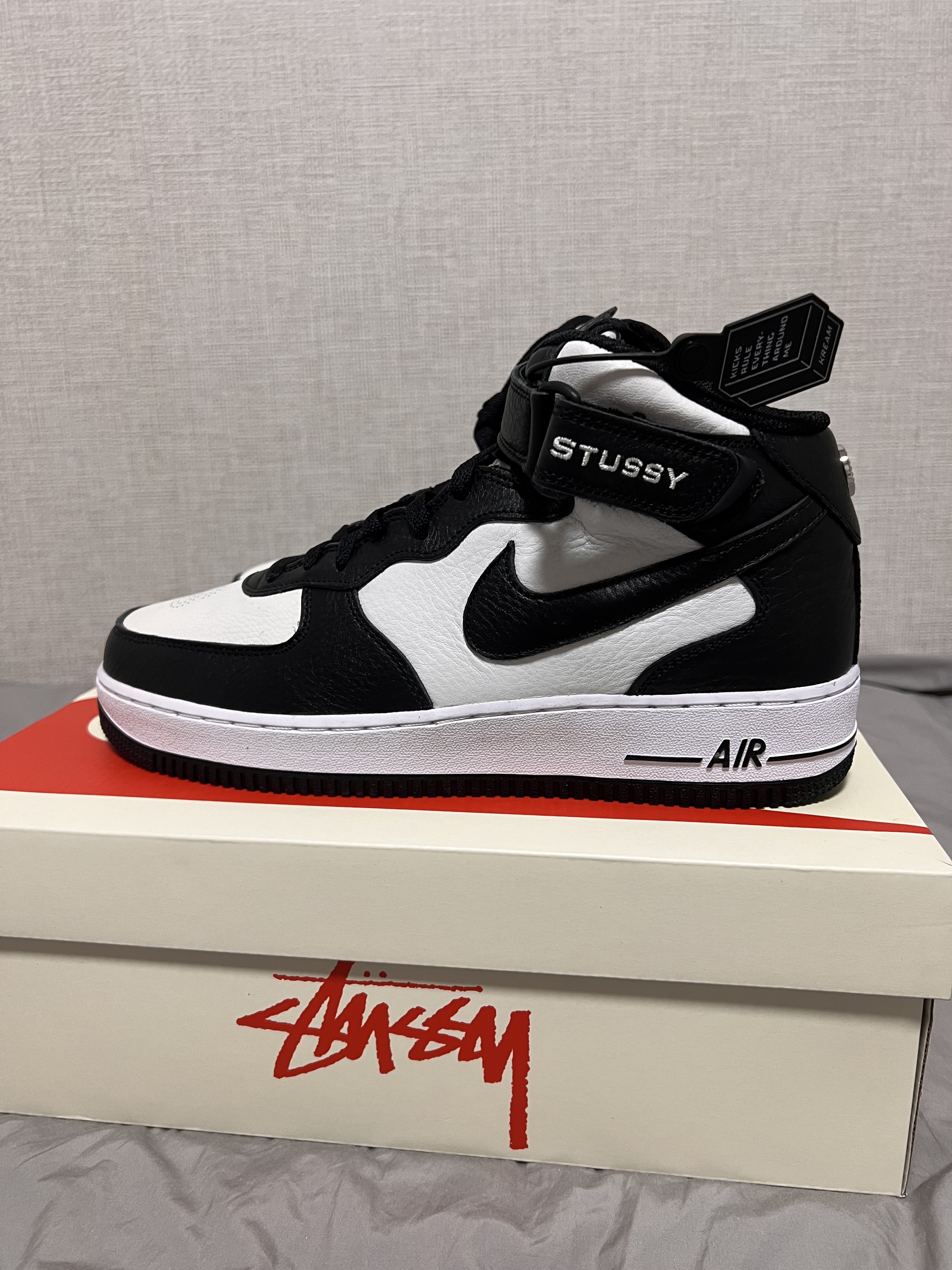 Nike x Stussy Air Force 1 '07 Mid SP Black and Light Bone 착용 스타일 - 1