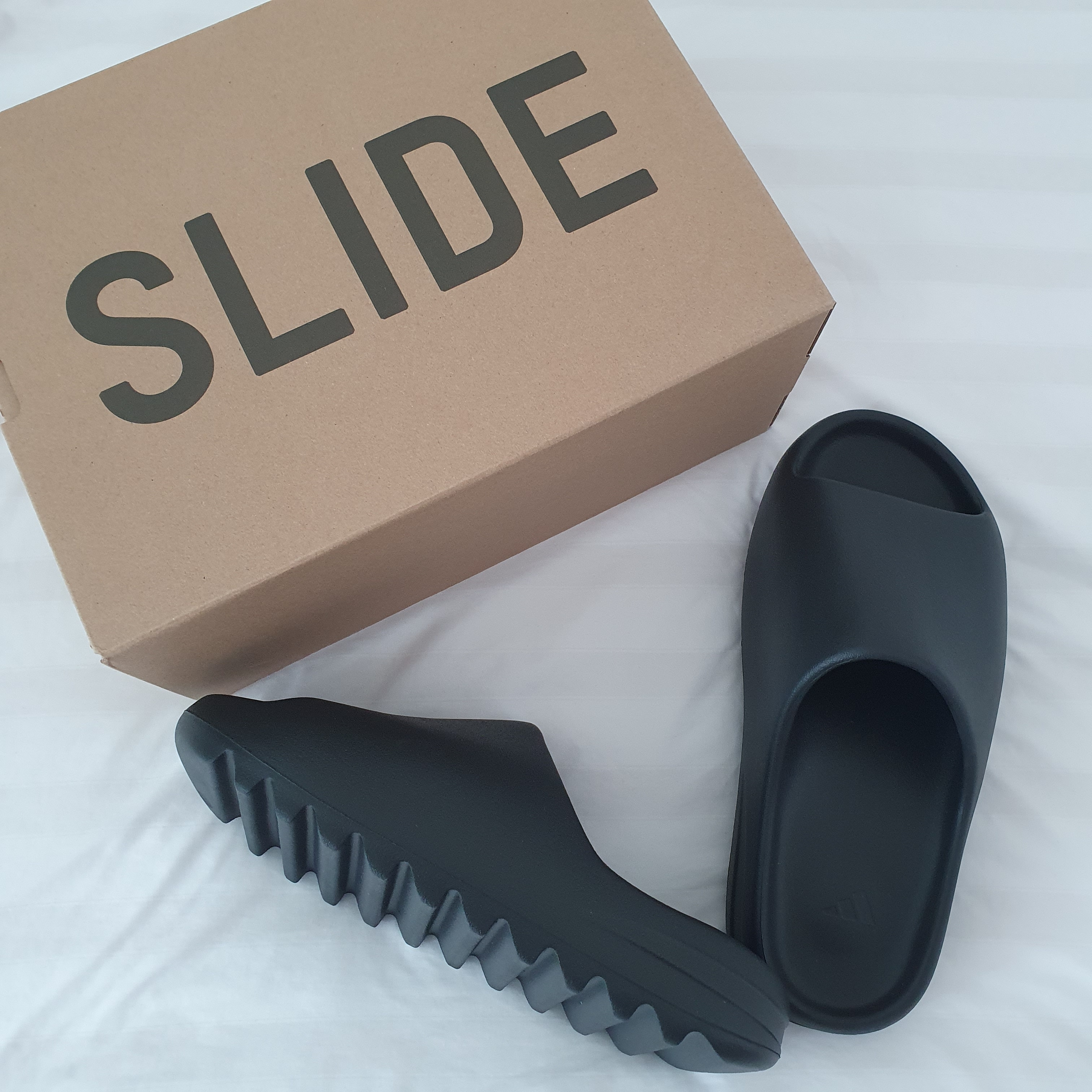 Adidas Yeezy Slide Onyx 착용 스타일