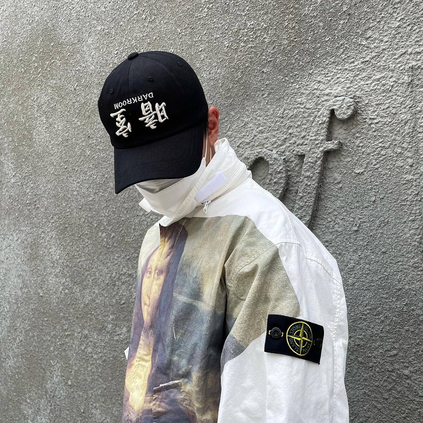 Darkr8m Studio Upside Down Silver Logo Cap, Supreme x Stone Island Cotton Cordura Shell Jacket Mona Lisa - 22SS 착용 스타일 - 3