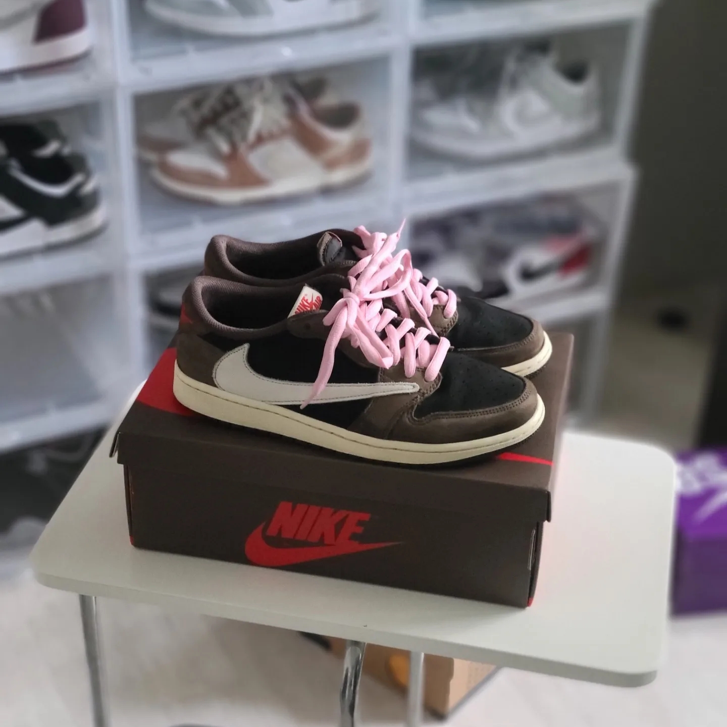 Jordan 1 x Travis Scott Retro Low OG SP Mocha, Nike SB Dunk Low Pro Chicago 착용 스타일 - 1