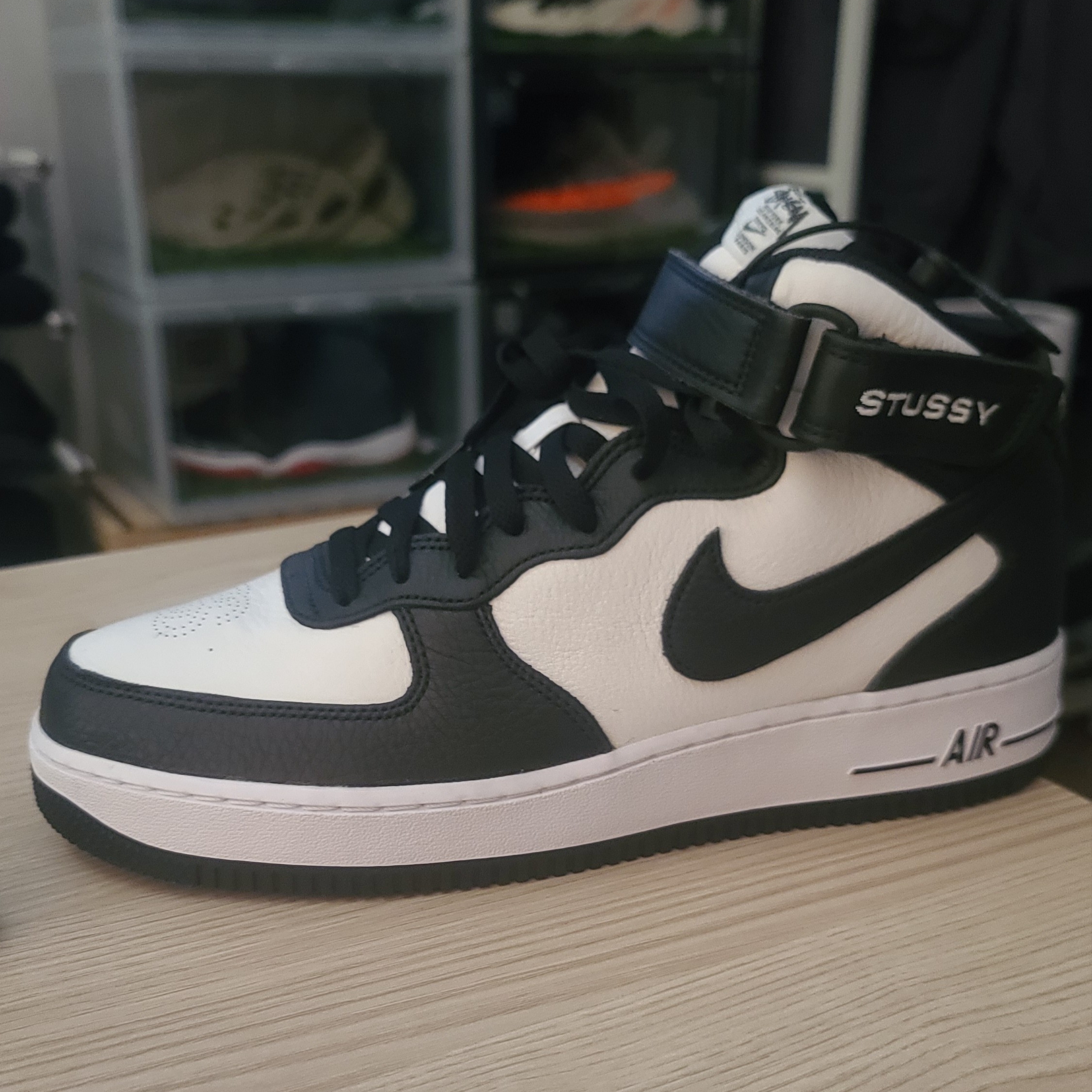 Nike x Stussy Air Force 1 '07 Mid SP Black and Light Bone 착용 스타일 - 1