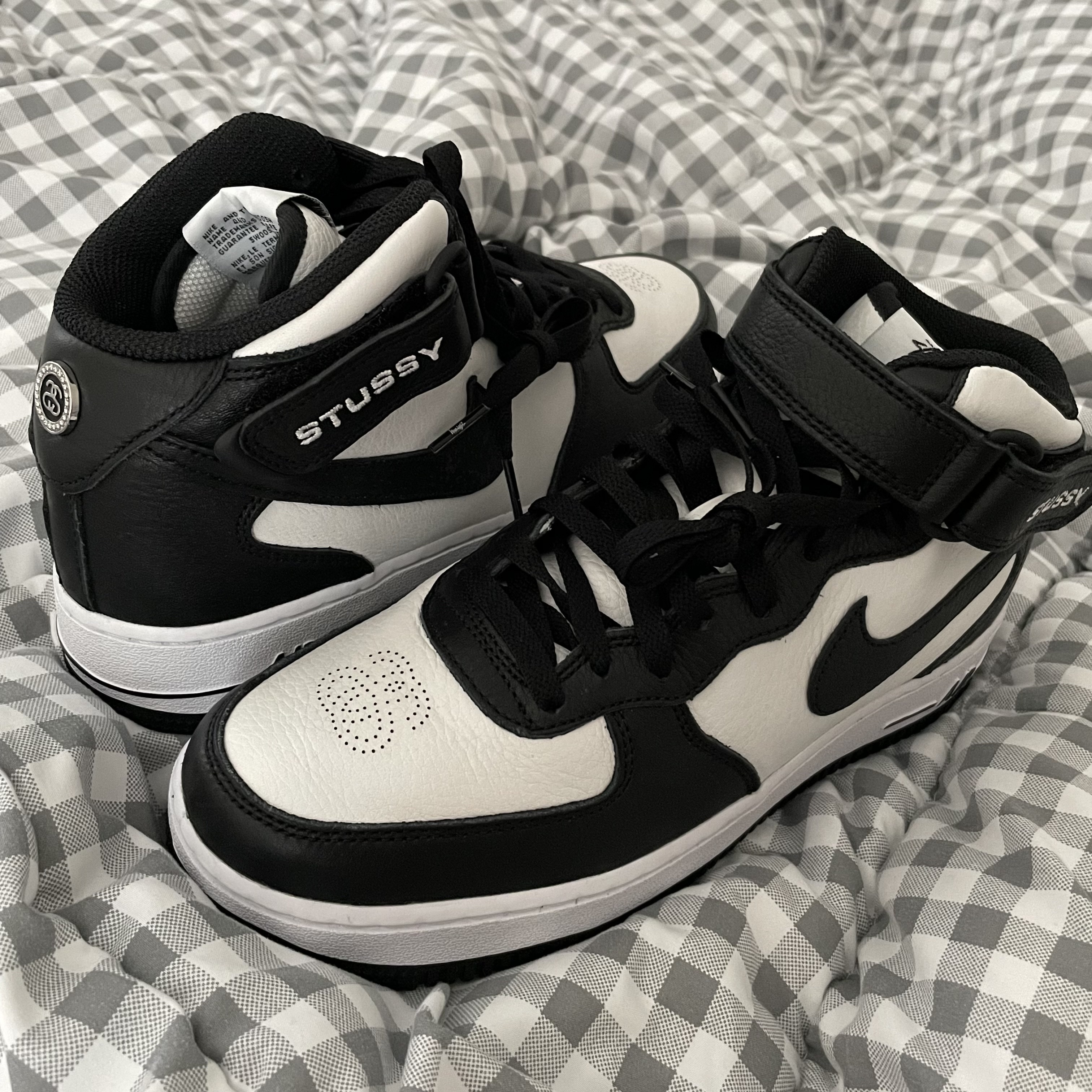 Nike x Stussy Air Force 1 '07 Mid SP Black and Light Bone 착용 스타일