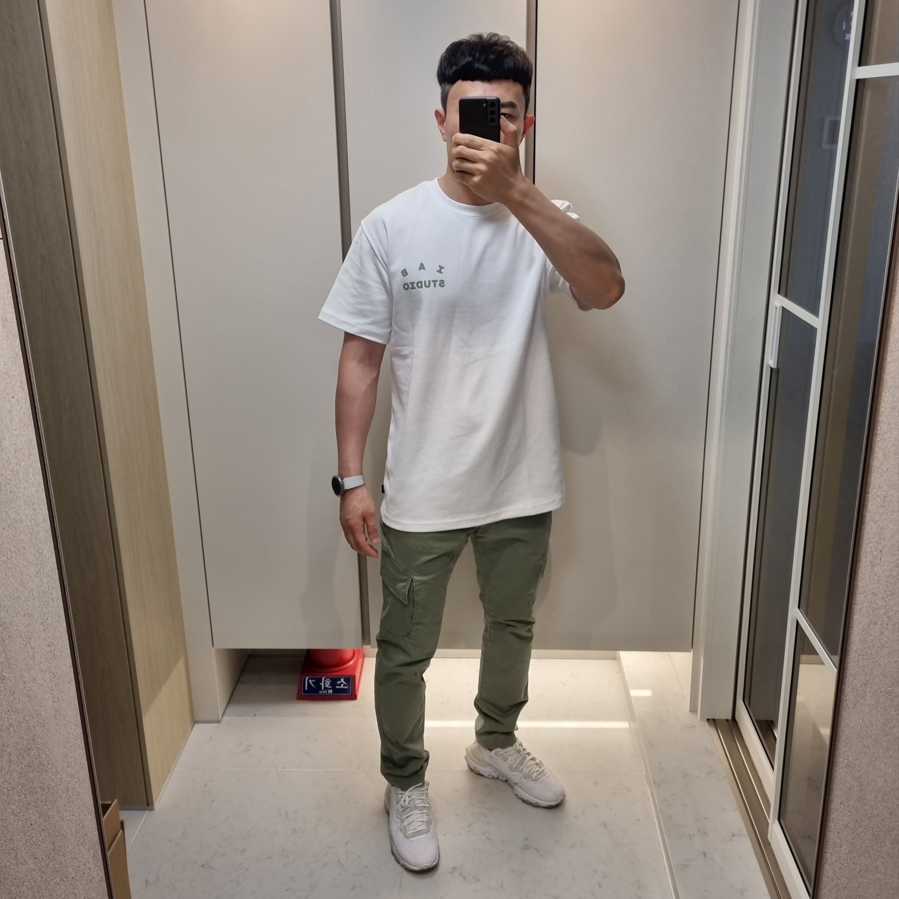 IAB Studio T-Shirt White Light Green 착용 스타일