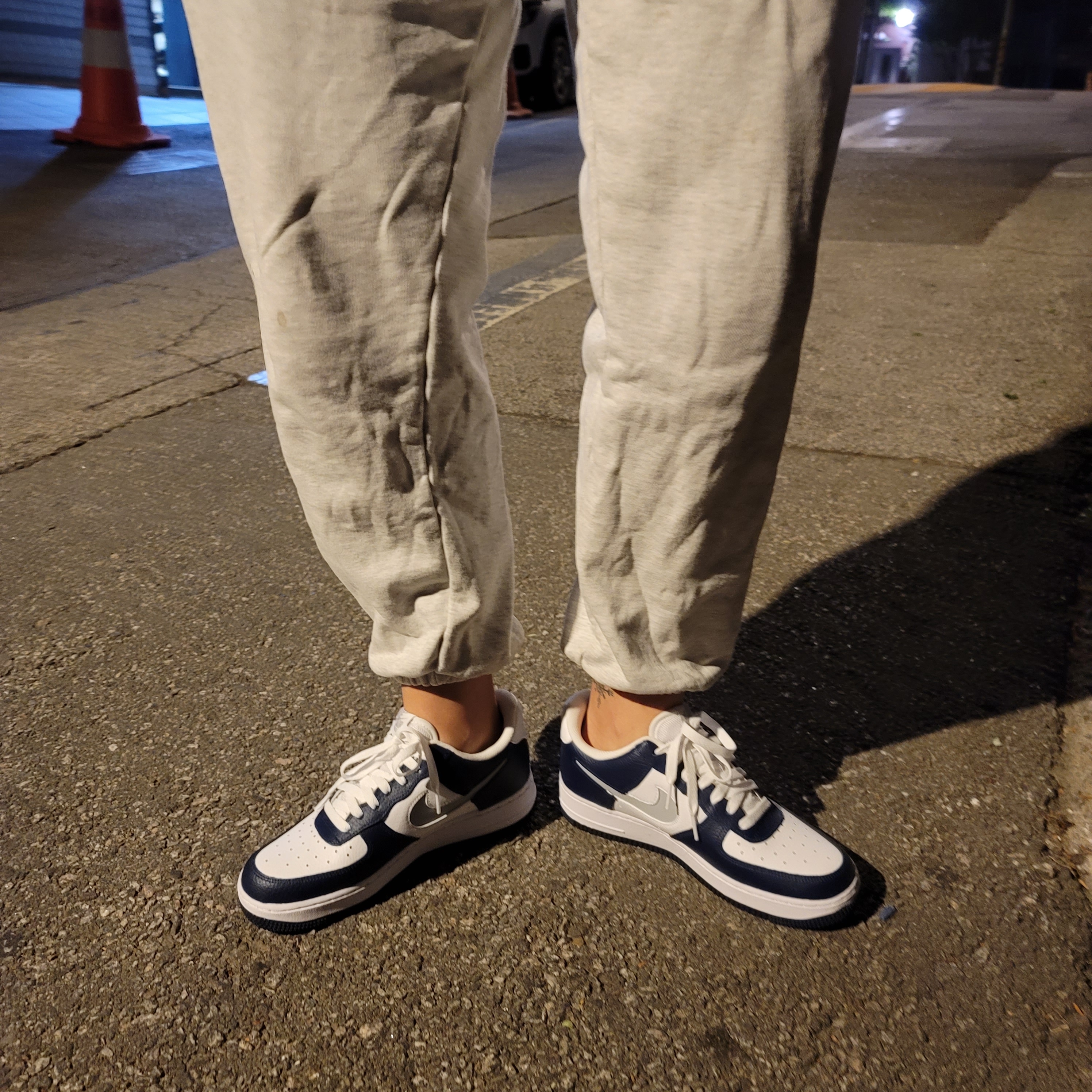 Nike Air Force 1 '07 Cut Out Swoosh Midnight Navy 착용 스타일 - 3
