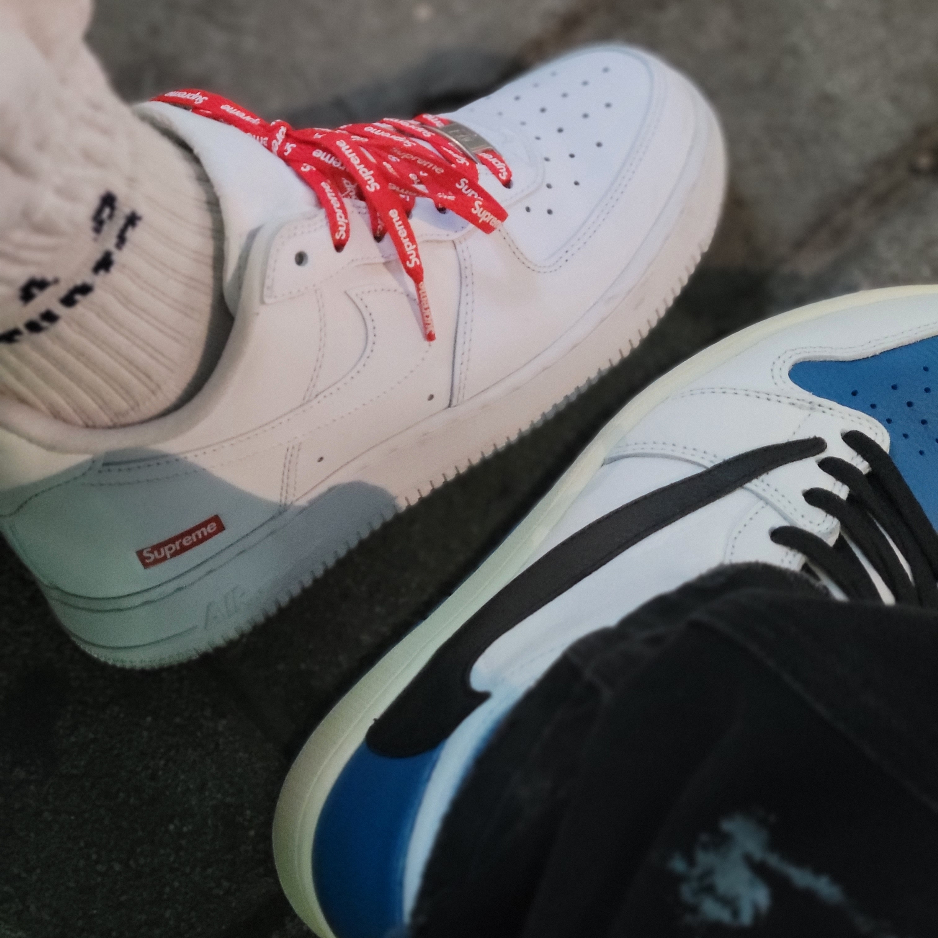 Nike x Supreme Air Force 1 Low White, Jordan 1 x Travis Scott x Fragment Retro High OG SP Military Blue 착용 스타일