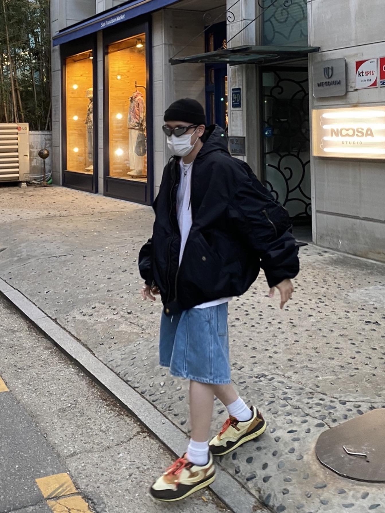 Nike x Travis Scott Air Max 1 Cact.us Brown 착용 스타일 - 1