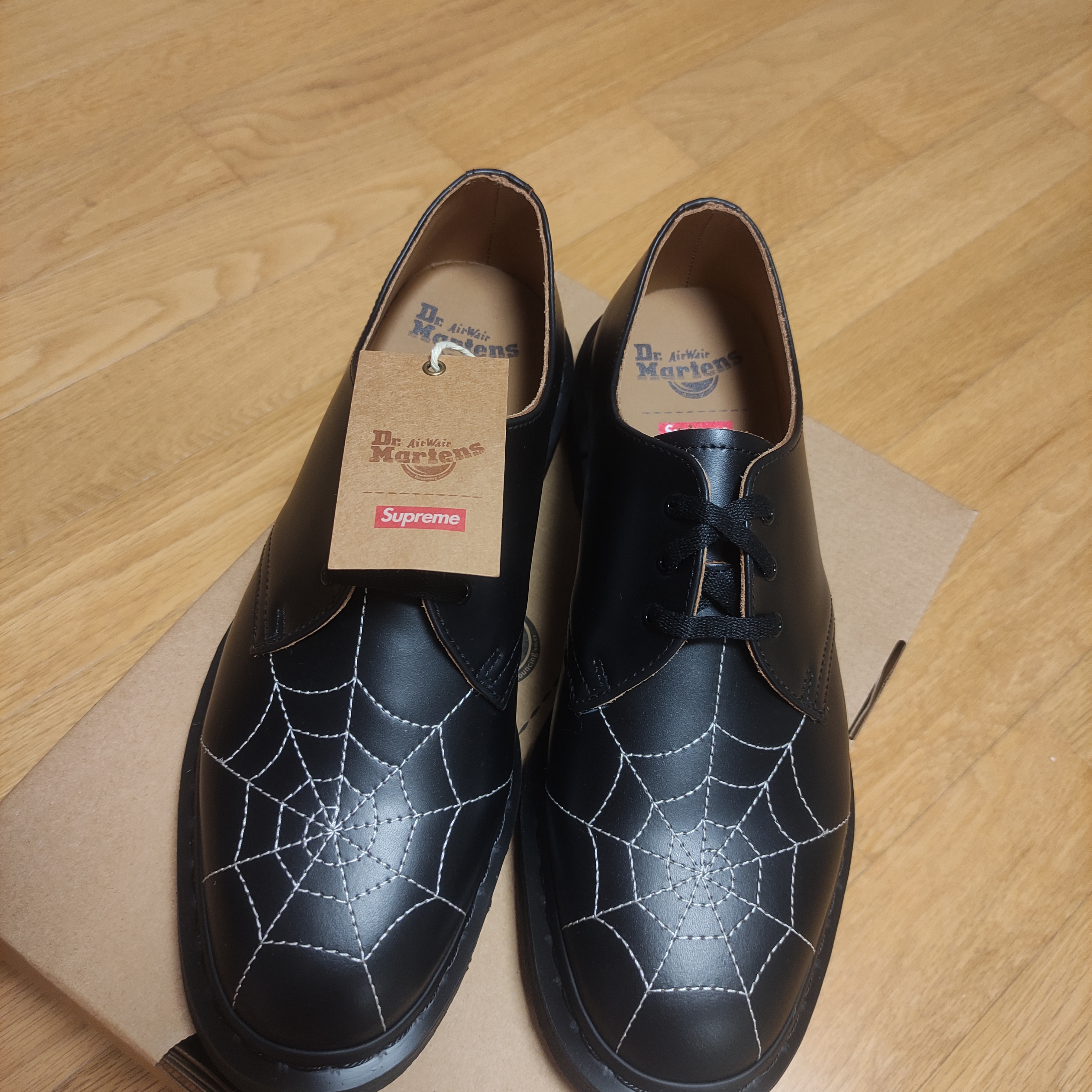 Dr. Martens x Supreme Spiderweb 3-Eye Shoe Black 착용 스타일 - 1