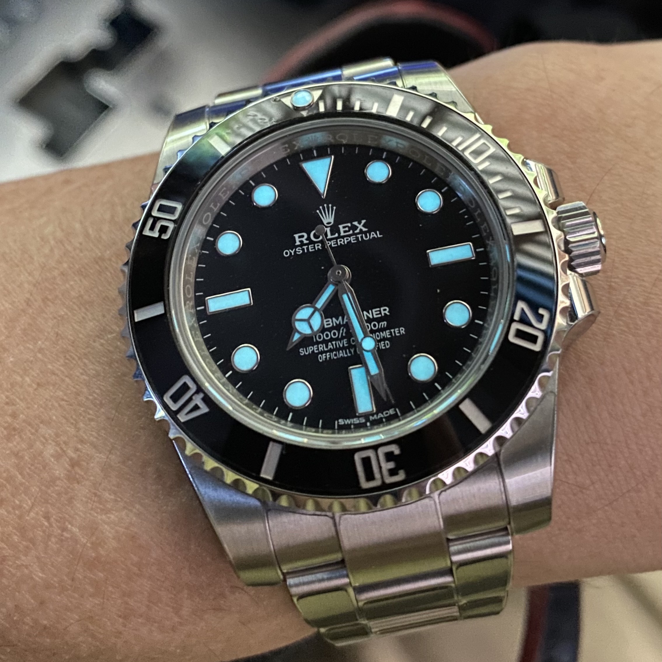 Rolex Submariner 40mm 114060 Black Oyster 착용 스타일