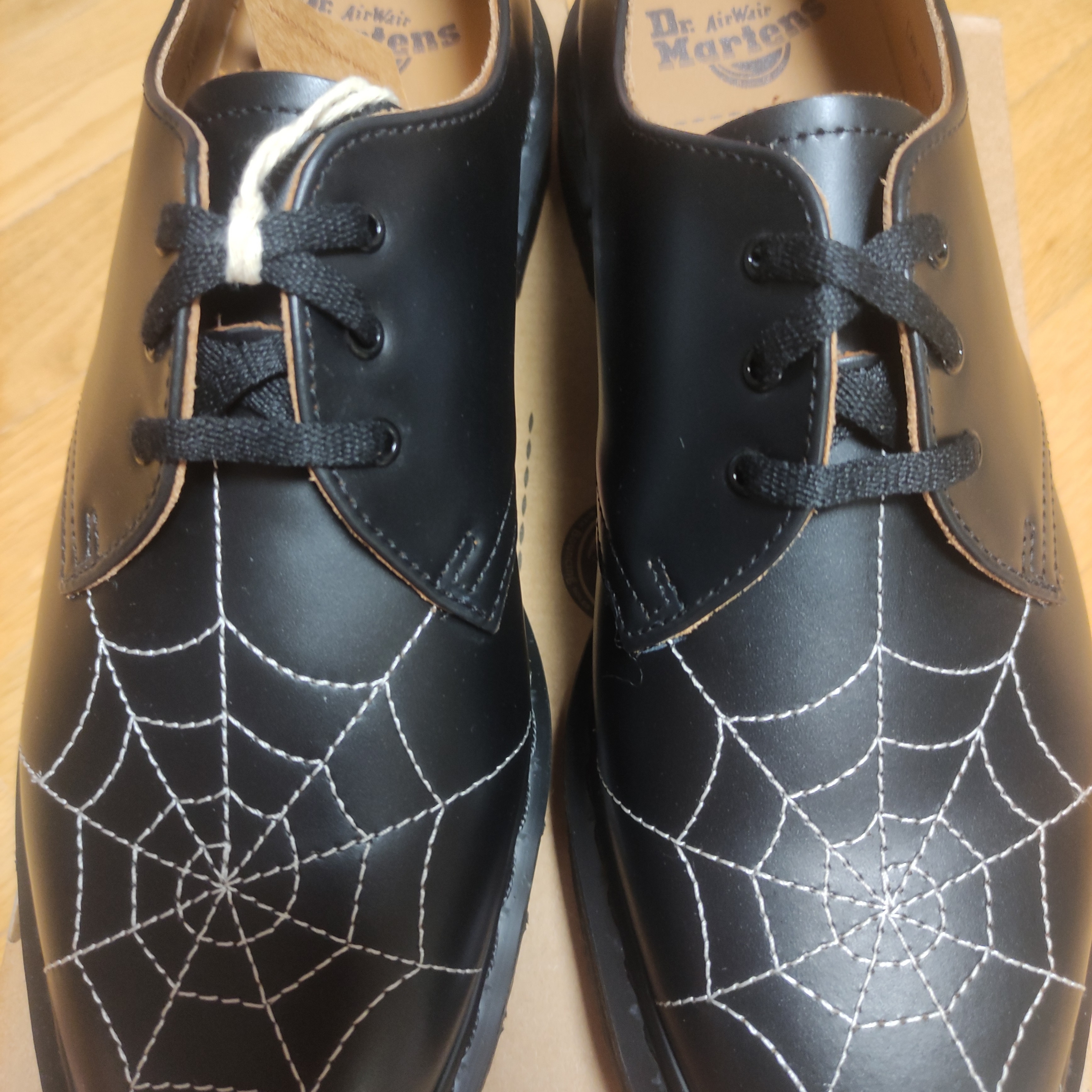 Dr. Martens x Supreme Spiderweb 3-Eye Shoe Black 착용 스타일 - 2
