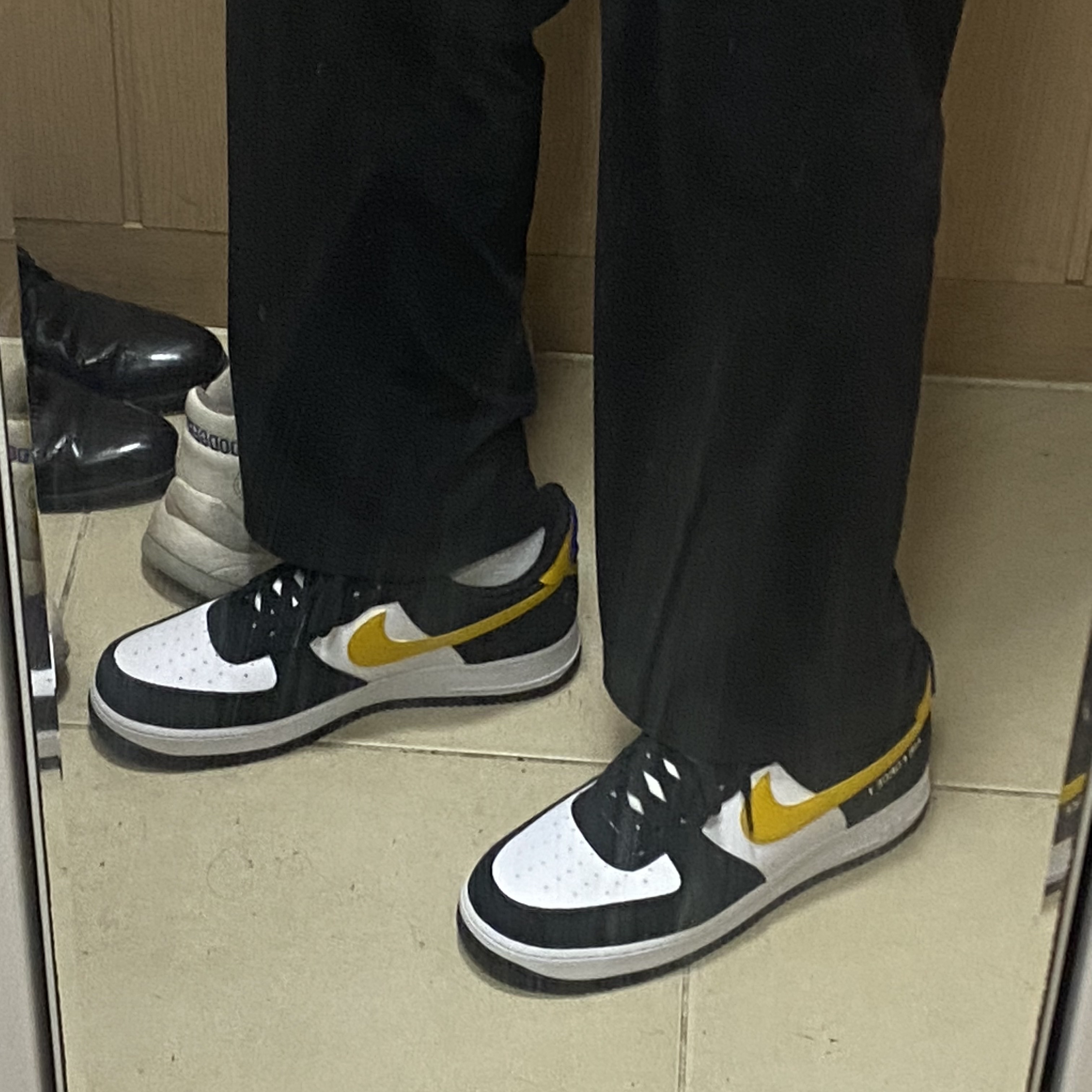 Nike Air Force 1 '07 LV8 Athletic Club Black Dark Sulfur 착용 스타일 - 1