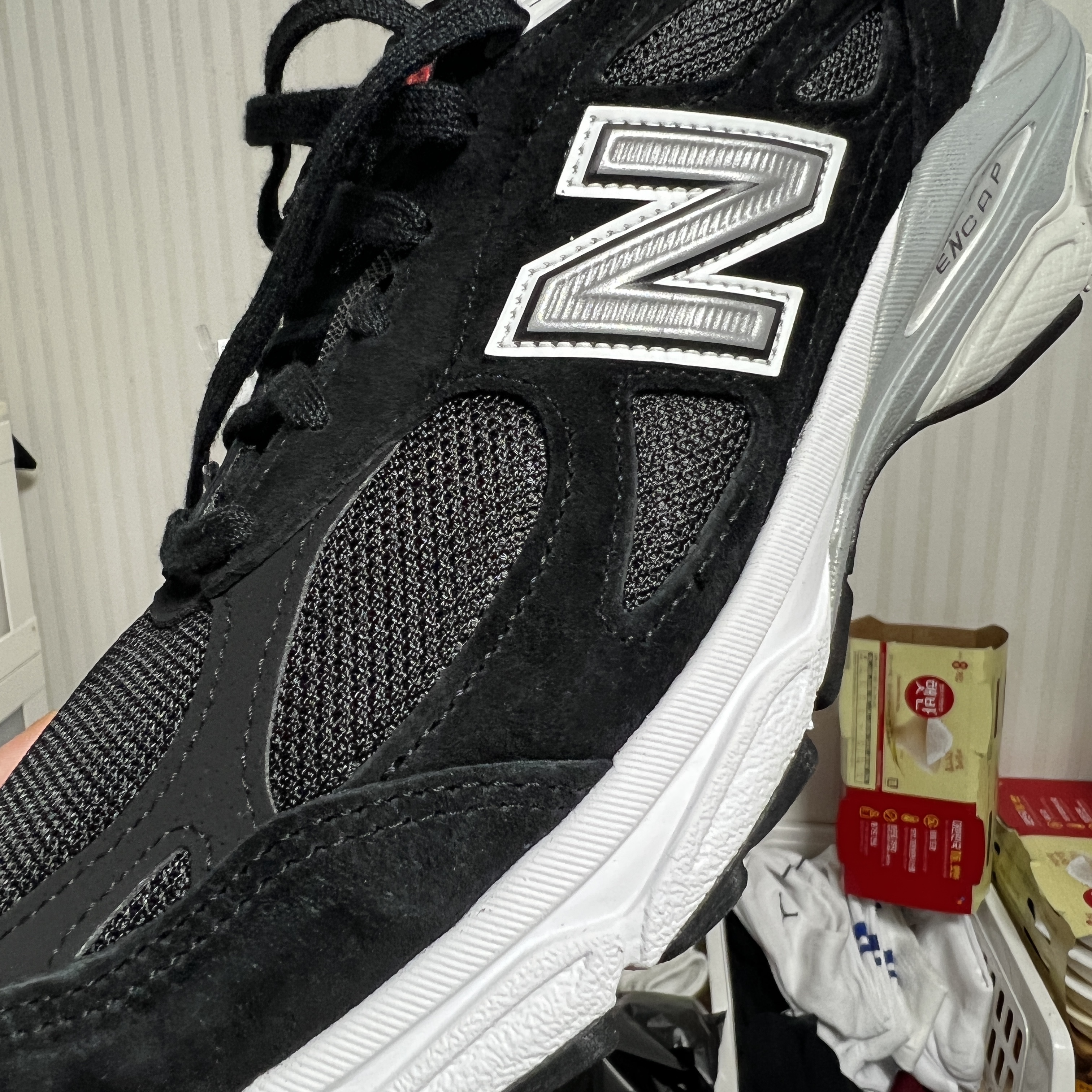 New Balance 990v3 Made in USA Black - D Standard 착용 스타일 - 4