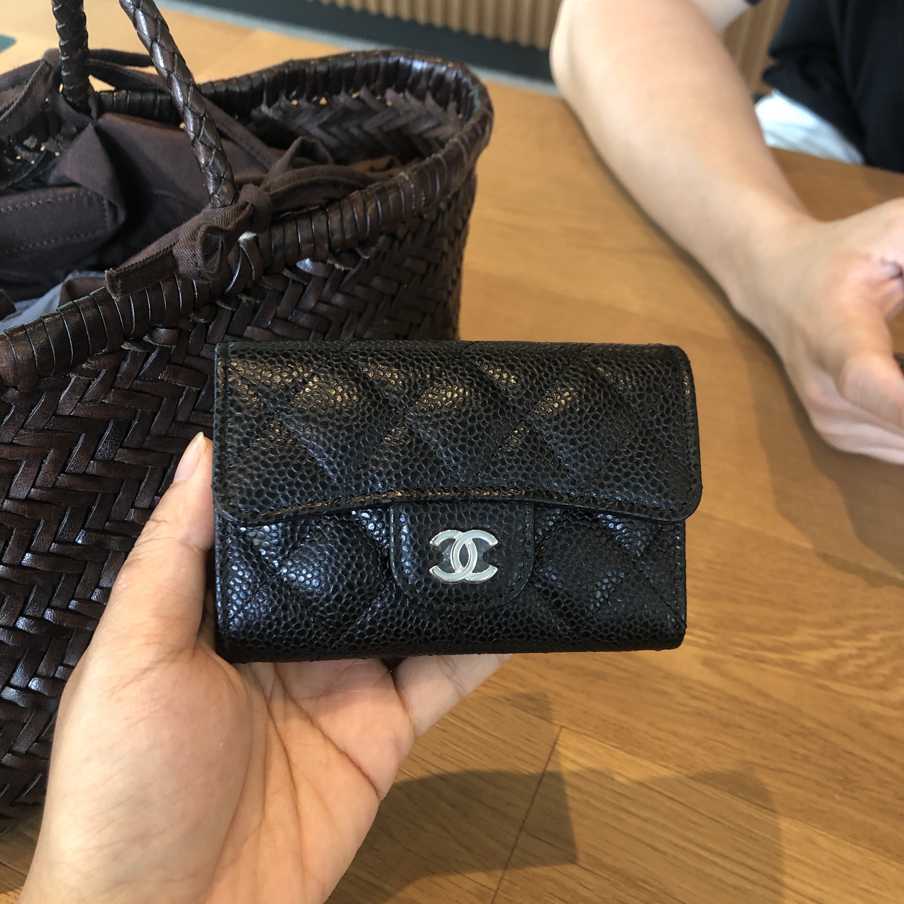 Chanel Classic Card Holder Grained Calfskin & Silver Black 착용 스타일