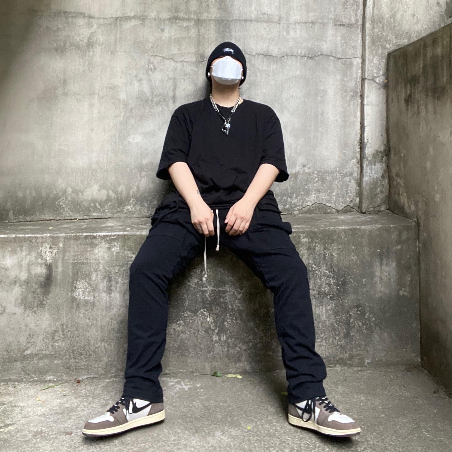 Jordan 1 x Travis Scott Retro High OG SP Mocha, Stussy Basic Cuff Beanie Black 착용 스타일 - 2