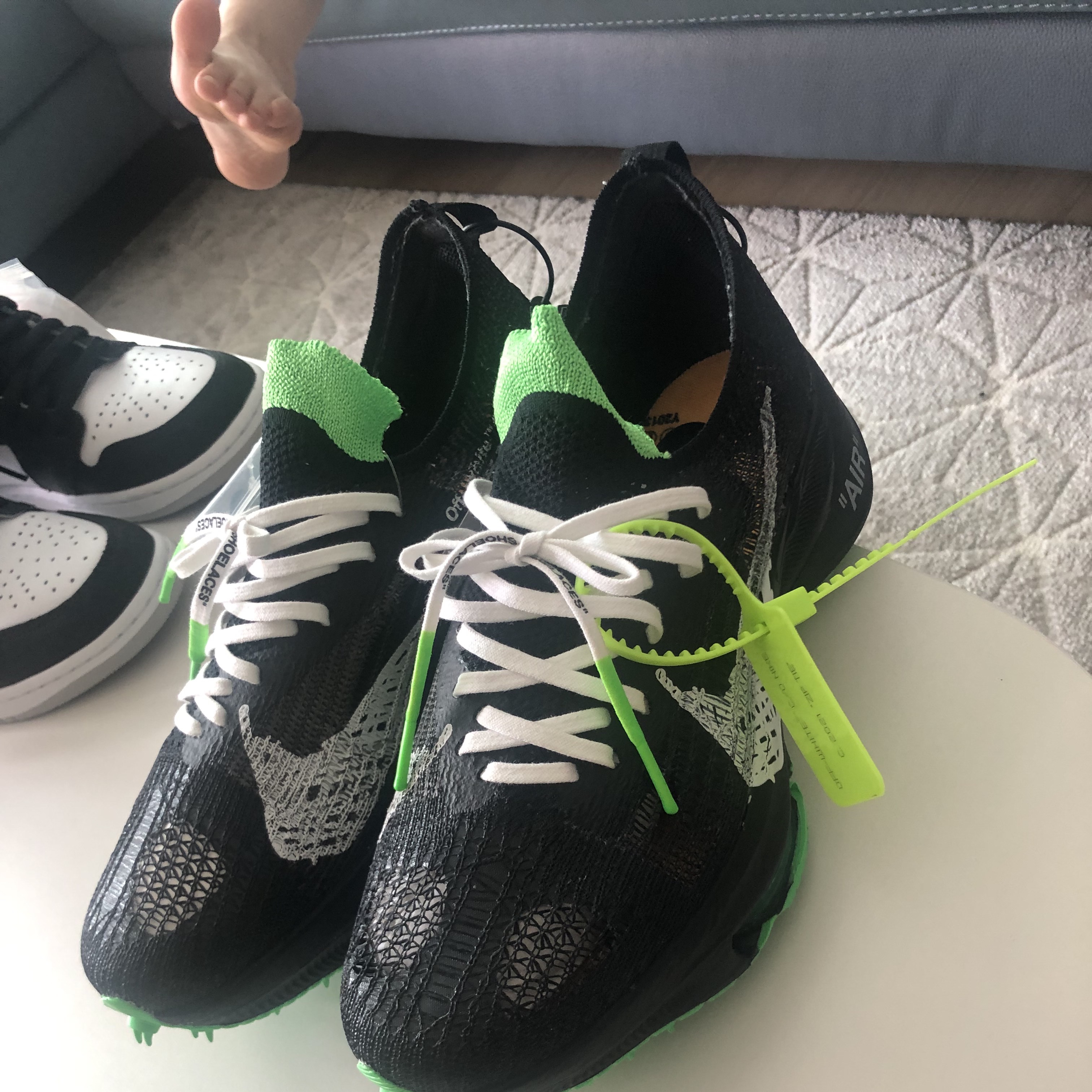 Nike x Off-White Air Zoom Tempo Next% Black 착용 스타일 - 2