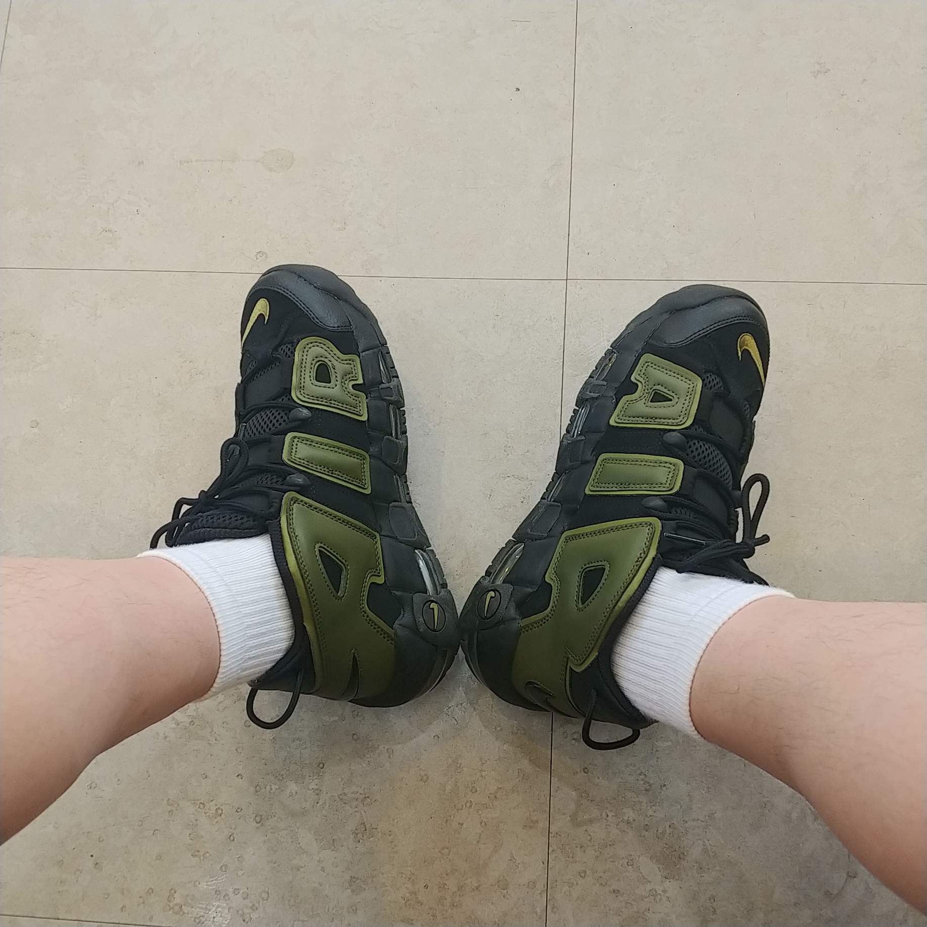 Nike Air More Uptempo 96 Rough Green 착용 스타일 - 2
