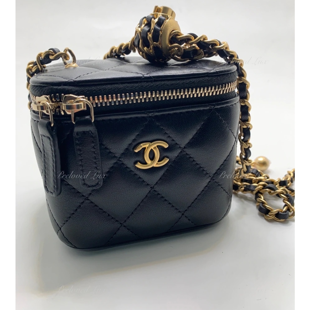 Chanel Small Vanity with Chain Lambskin & Gold Black 착용 스타일 - 3