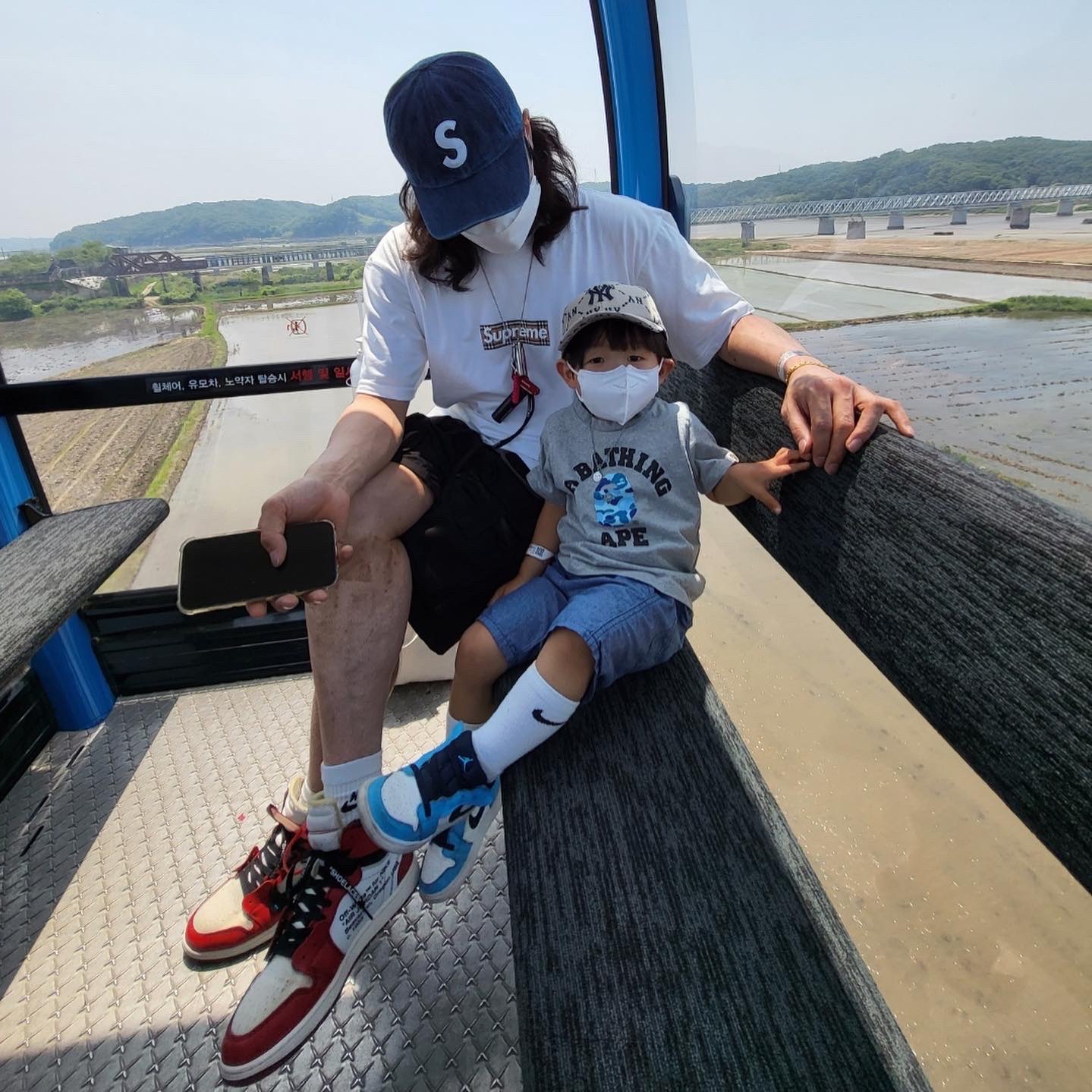 Supreme x Burberry Box Logo T-Shirt White - 22SS, Supreme Kevlar Denim S Logo 6-Panel Indigo - 22SS 착용 스타일 - 3