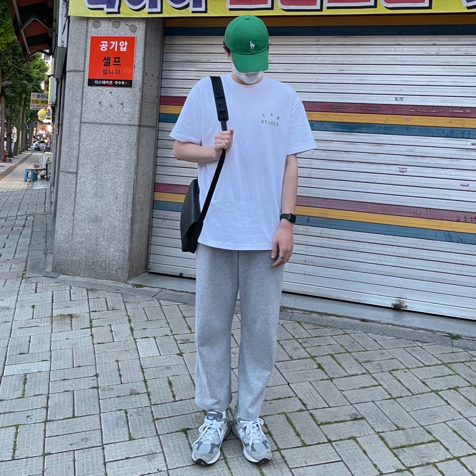 New Balance 992 Made in USA Grey - D Standard, IAB Studio T-Shirt White Light Green 착용 스타일