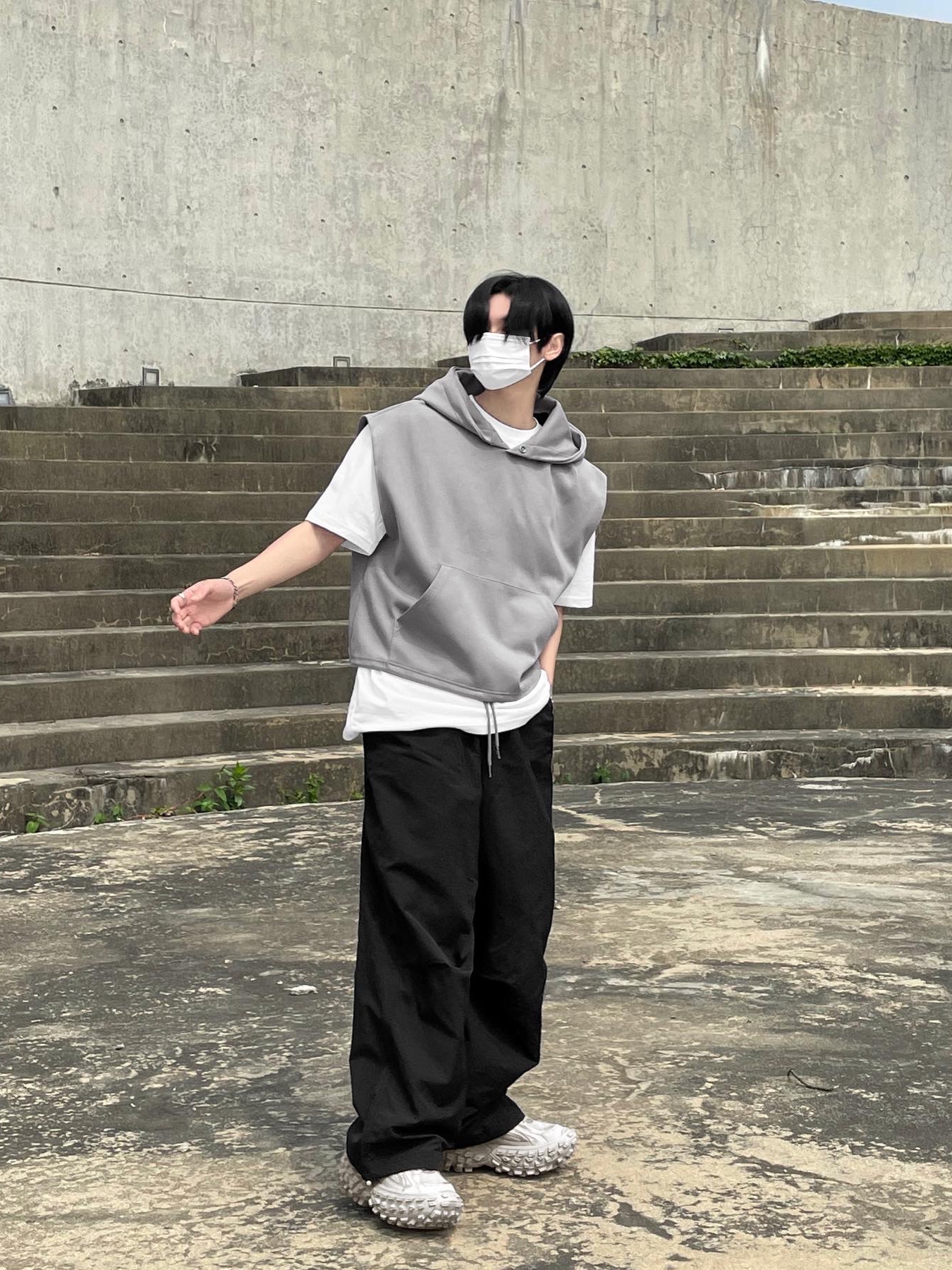 Balenciaga Defender Sneakers Beige 착용 스타일 - 3