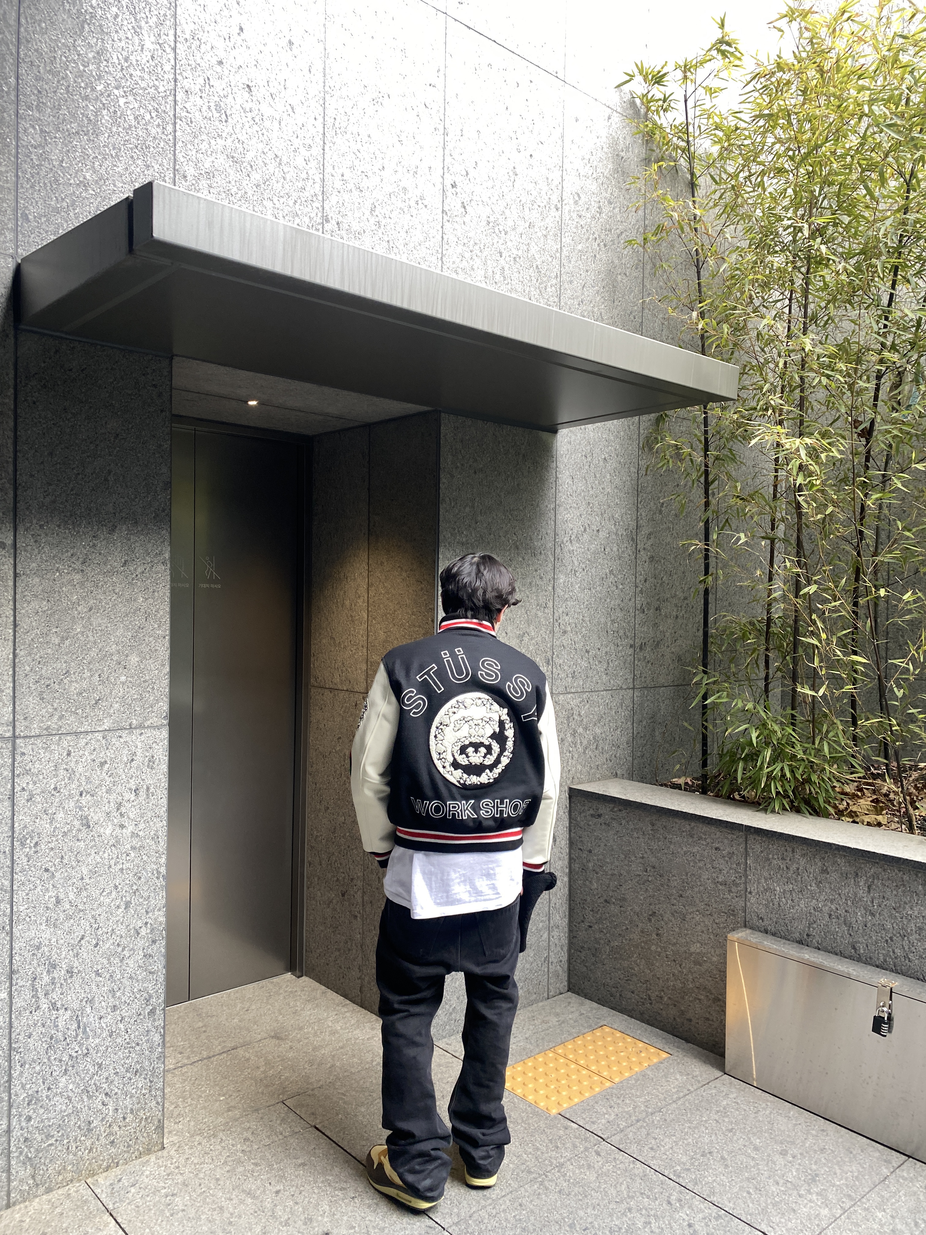 Nike x Travis Scott Air Max 1 Cact.us Brown, Stussy x Our Legacy x Denim Tears TTL Varsity Jacket Black 착용 스타일 - 2