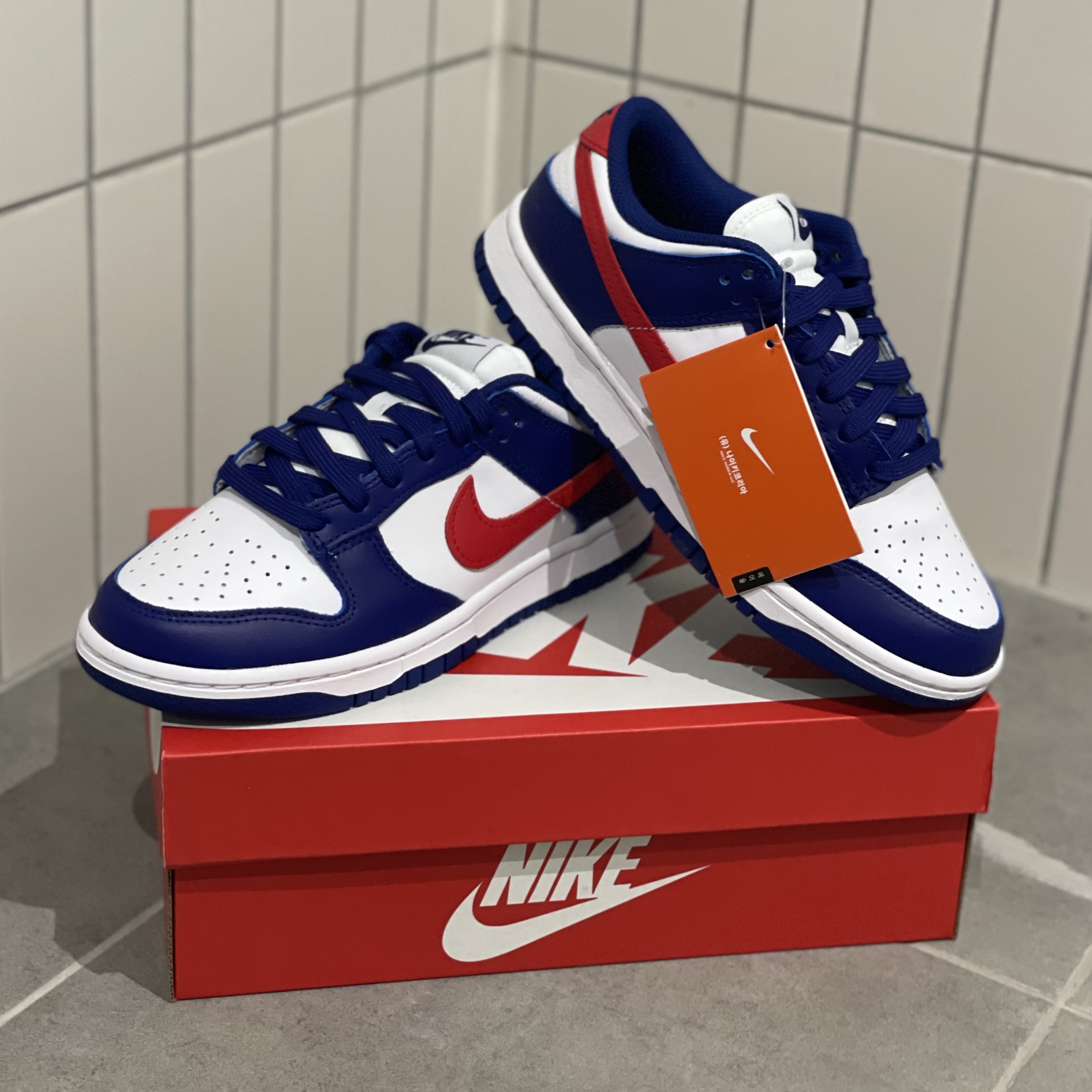 (W) Nike Dunk Low White and University Red 착용 스타일