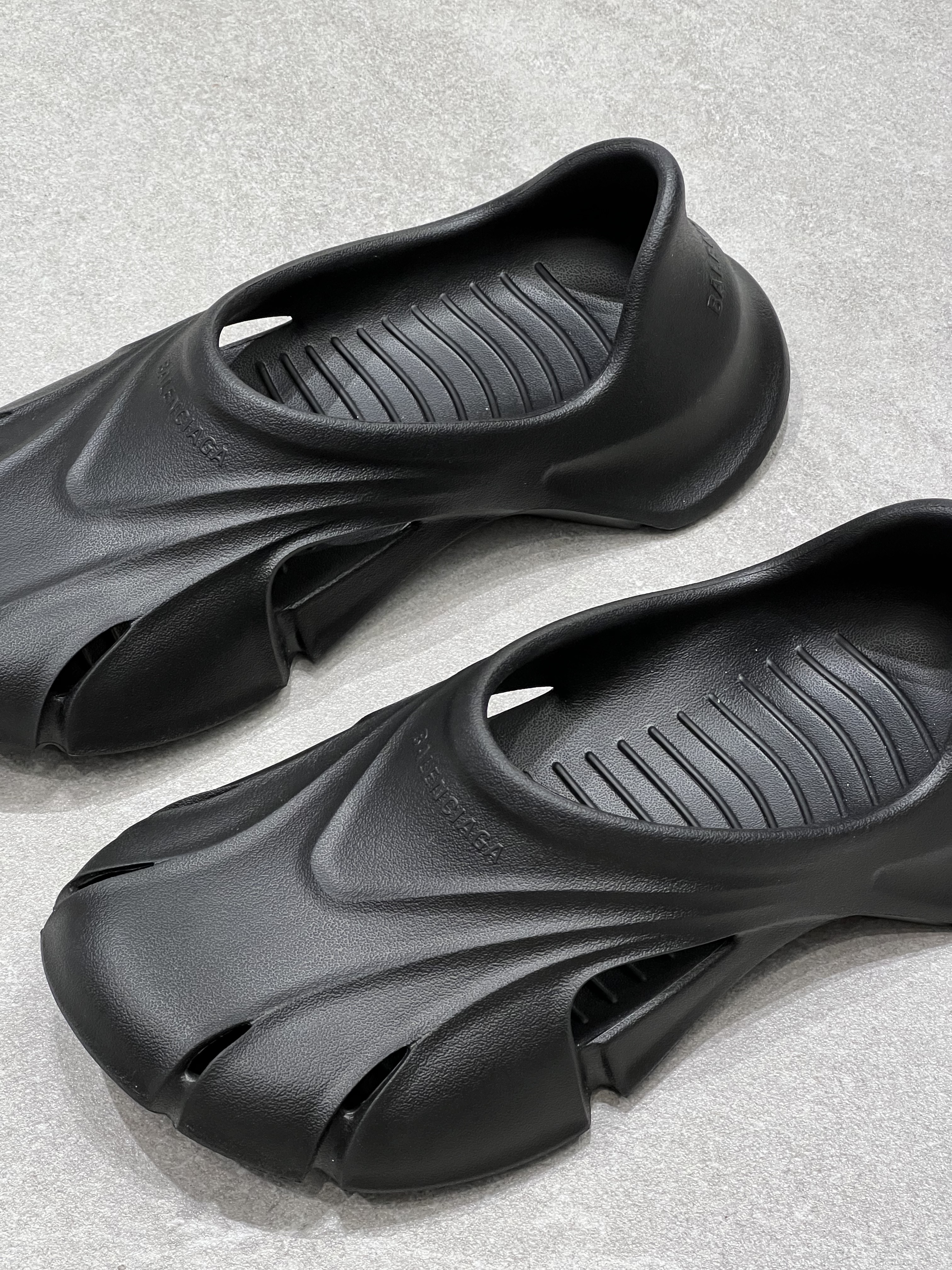 Balenciaga Rubber Mold Closed Black 착용 스타일 - 2
