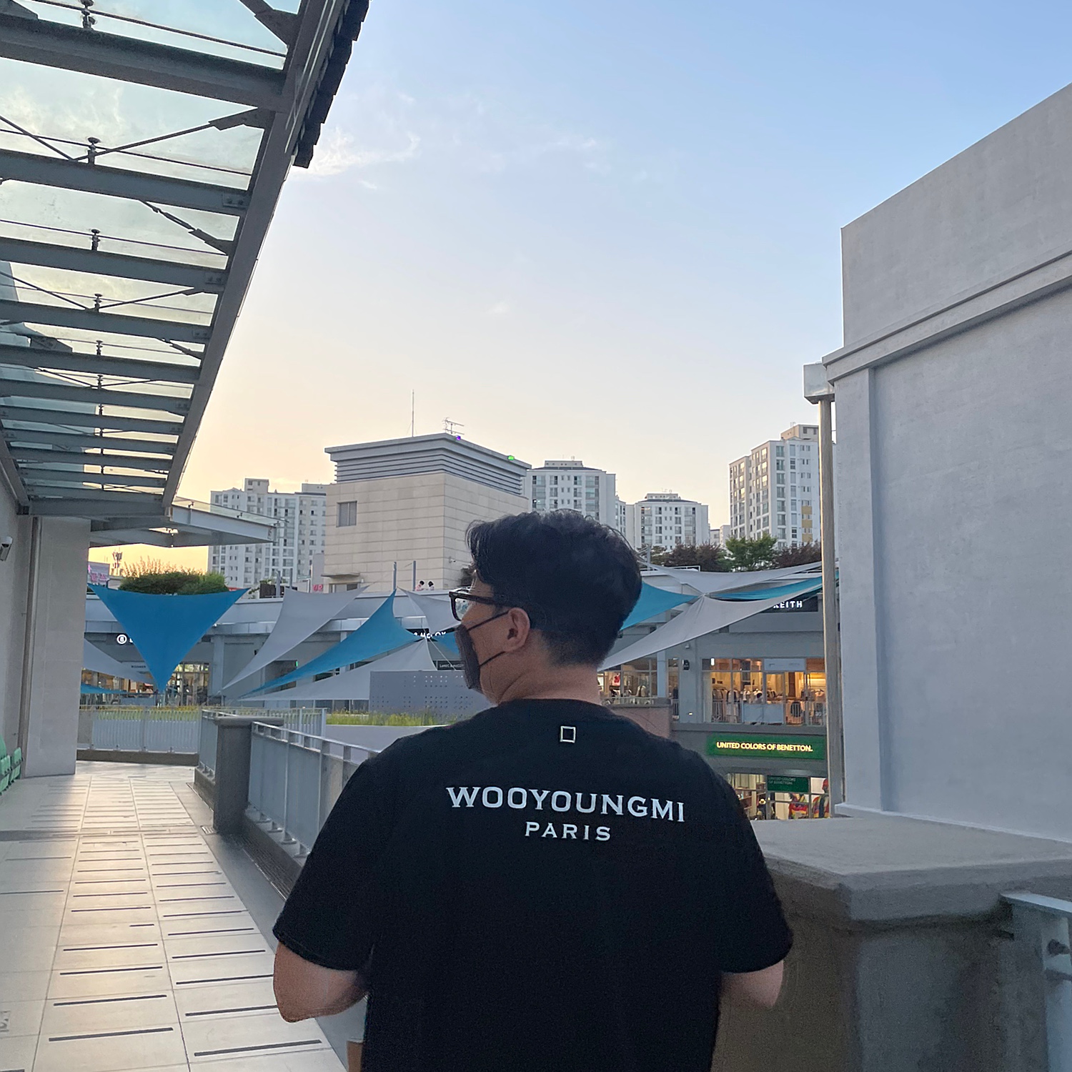 Wooyoungmi White Back Logo T-Shirt Black - 22SS, Nike x Peaceminusone Air Force 1 Low Para-Noise 2.0 착용 스타일 - 1