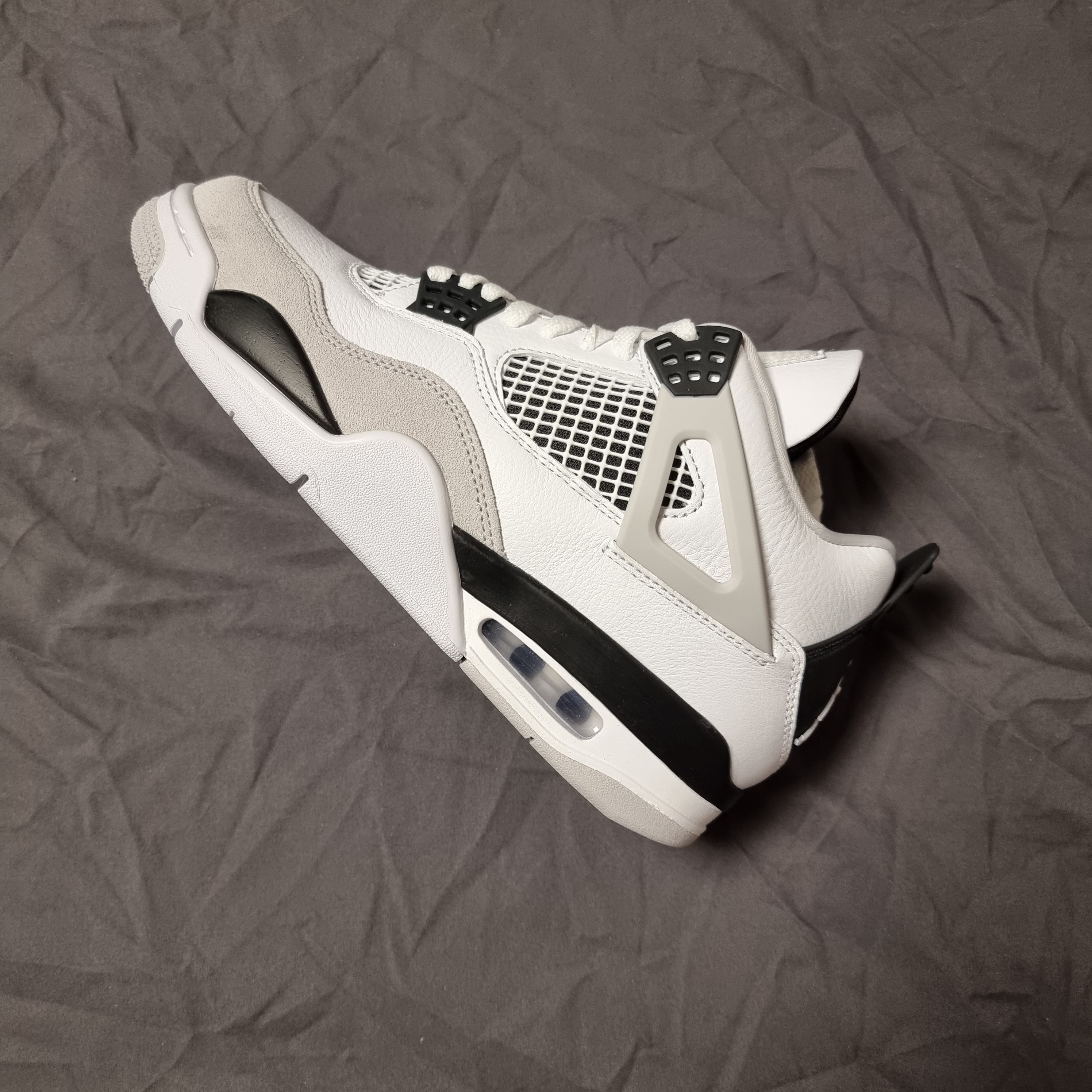 Jordan 4 Retro White and Black 착용 스타일