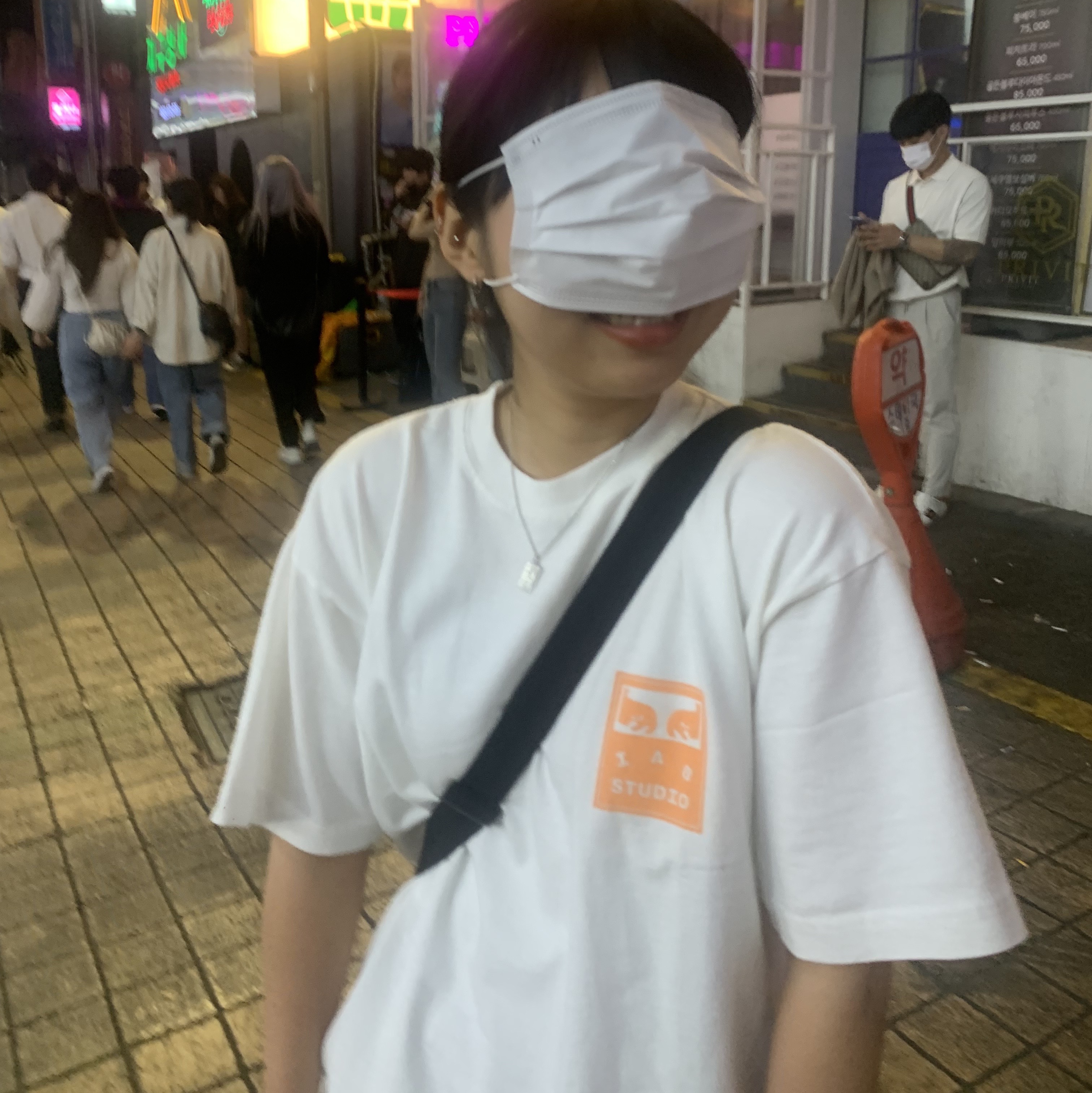 IAB Studio x Obey Eyes Icon T-Shirt White 착용 스타일 - 2