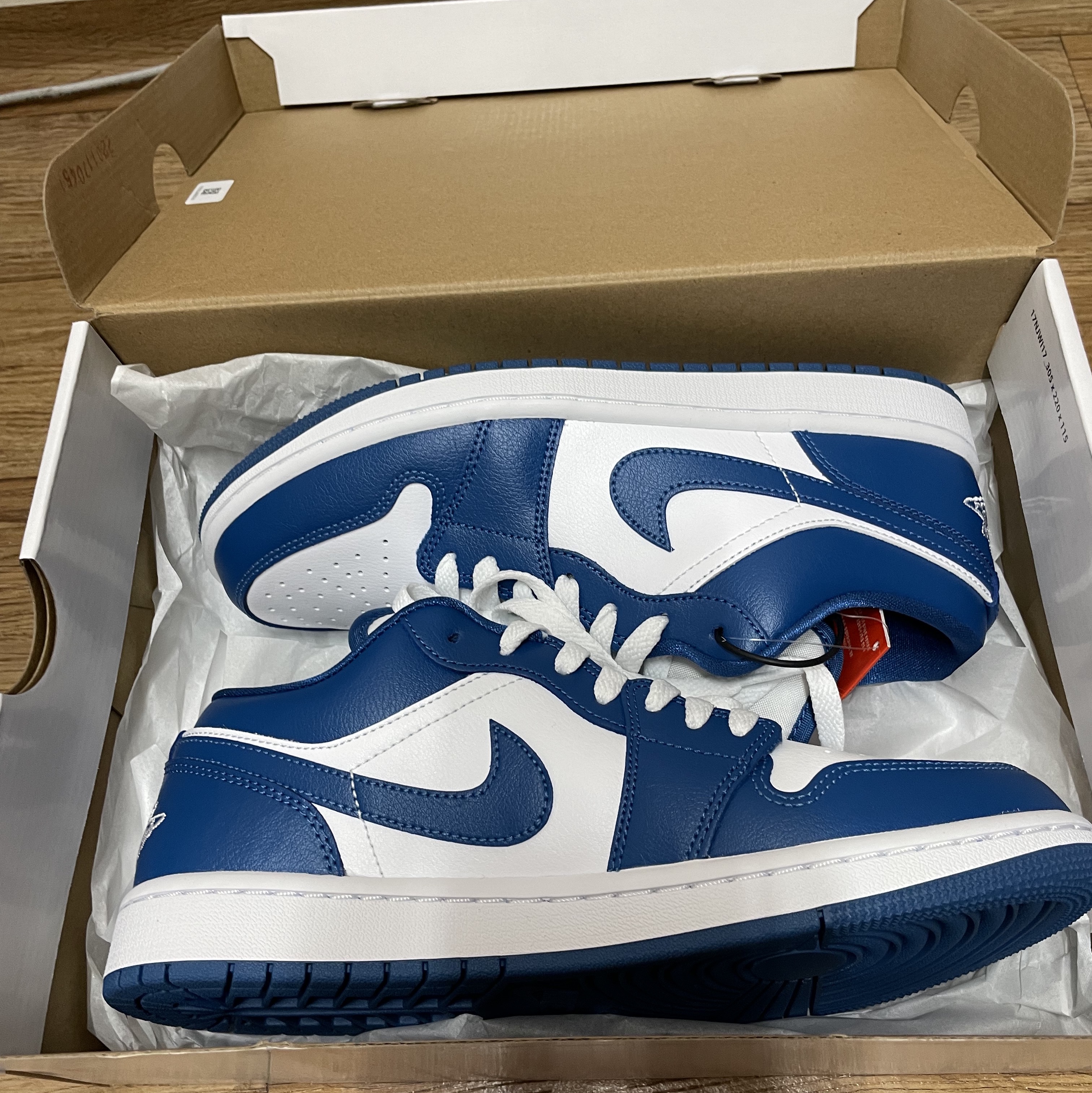 (W) Jordan 1 Low White Dark Marina Blue 착용 스타일 - 1