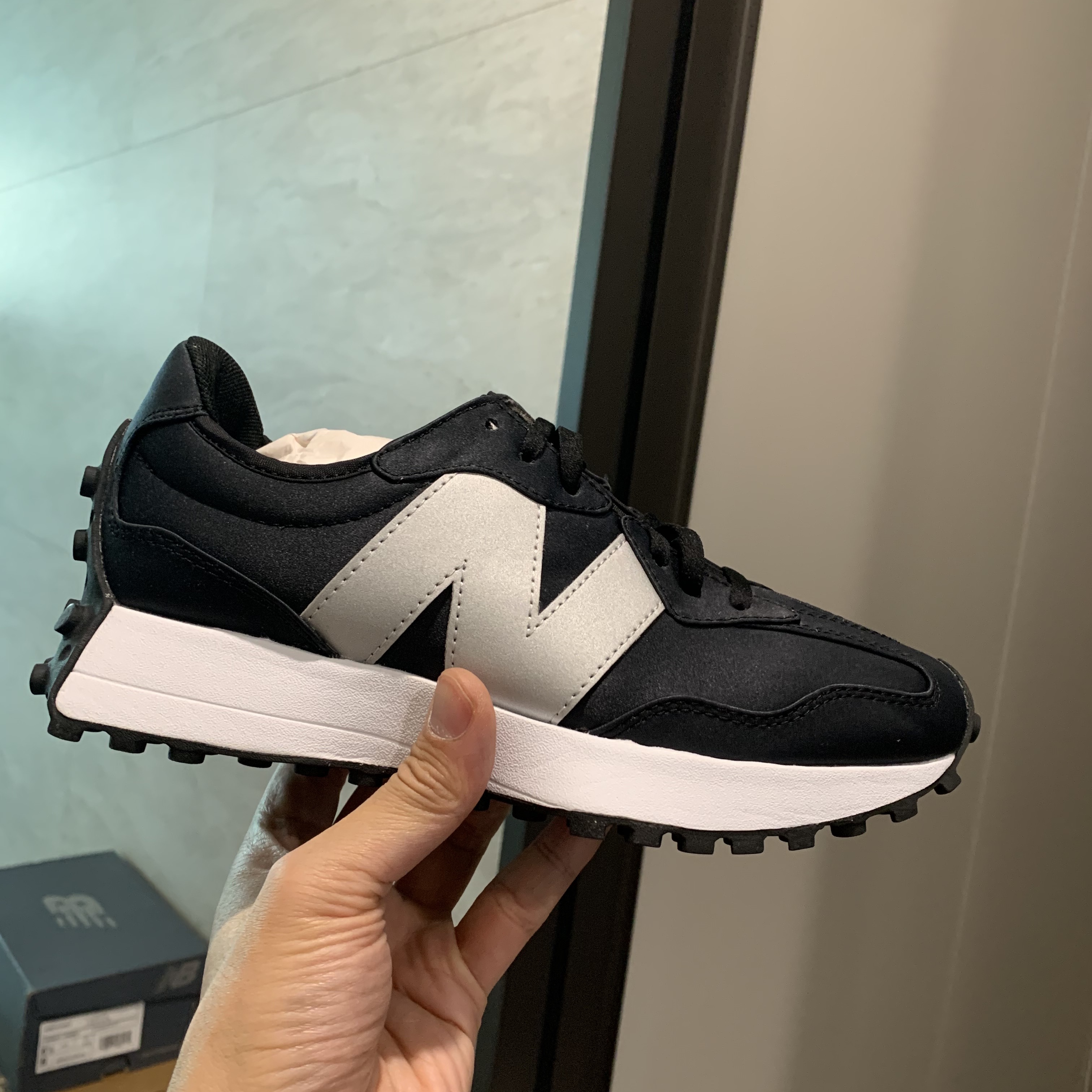 (W) New Balance 327 Black Gunmetal 착용 스타일