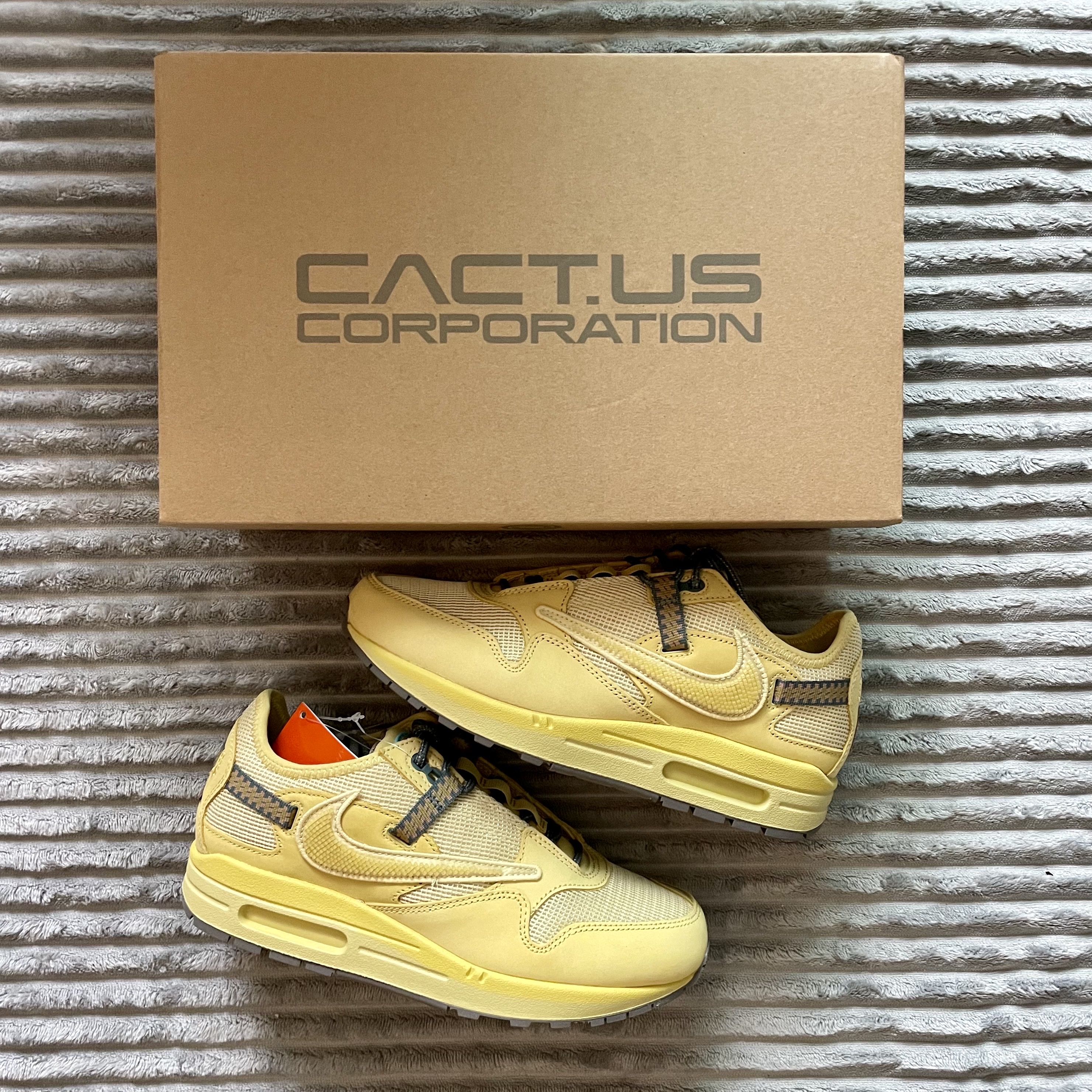 Nike x Travis Scott Air Max 1 Cact.us Gold 착용 스타일