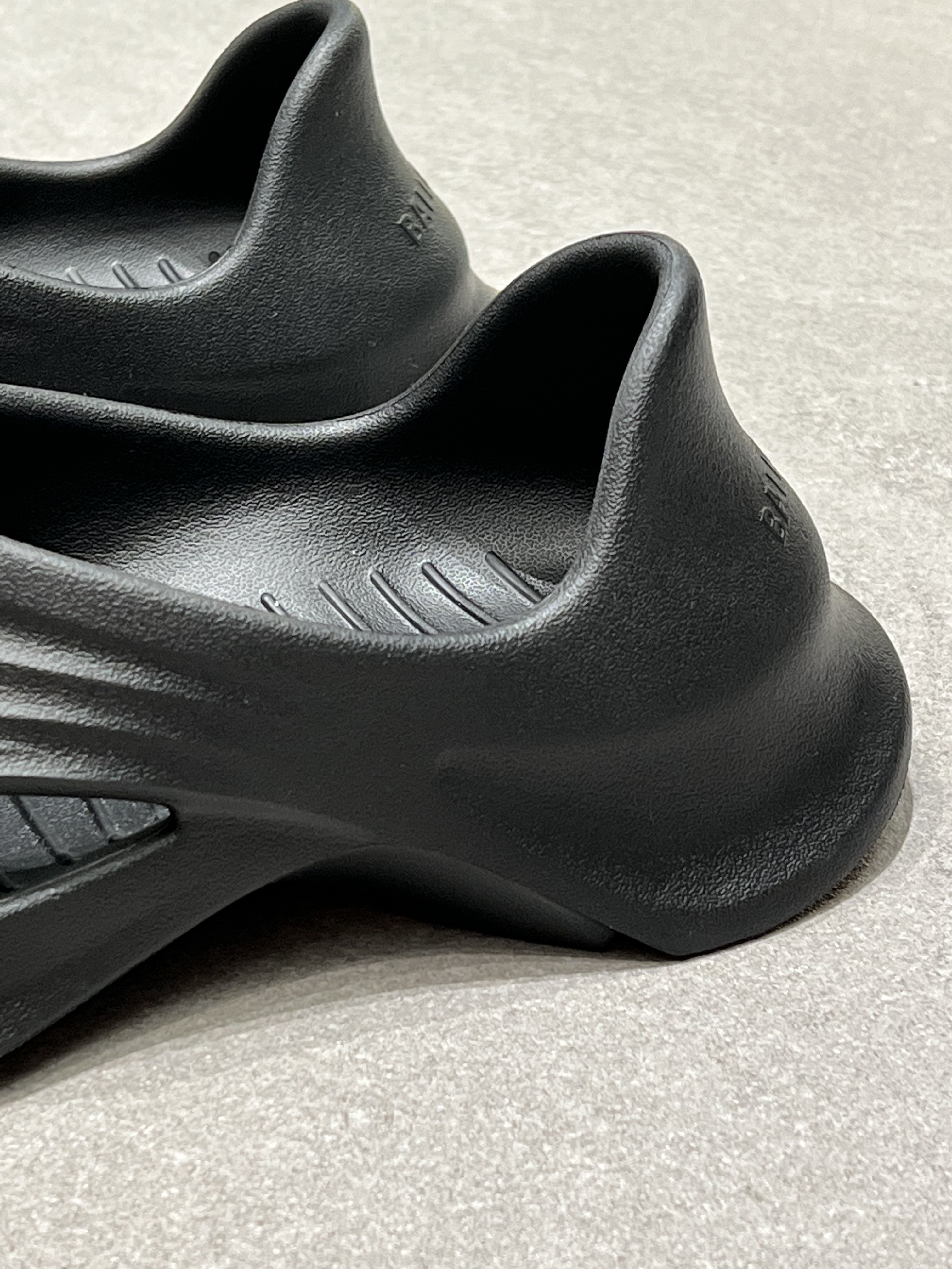 Balenciaga Rubber Mold Closed Black 착용 스타일 - 3