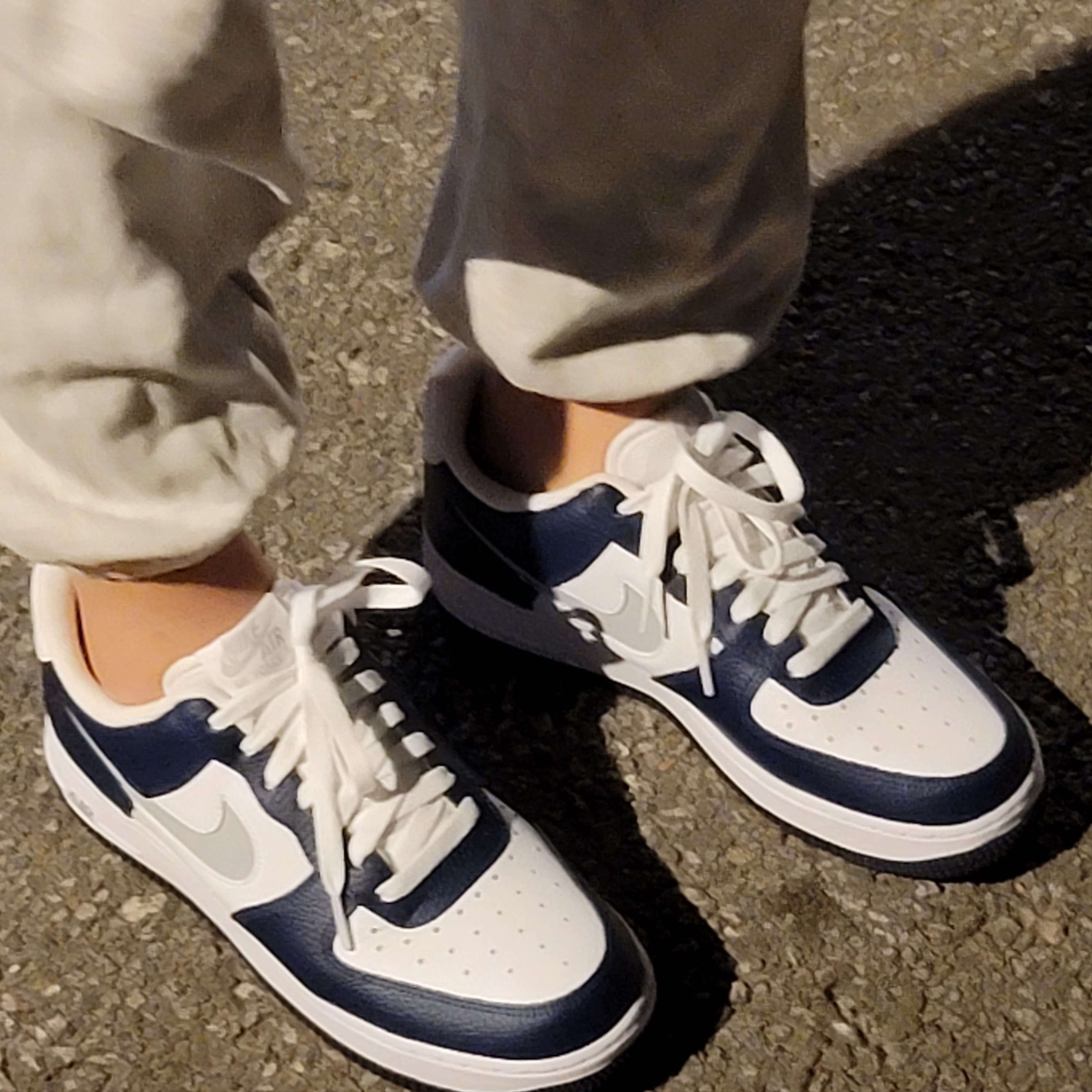 Nike Air Force 1 '07 Cut Out Swoosh Midnight Navy 착용 스타일 - 2