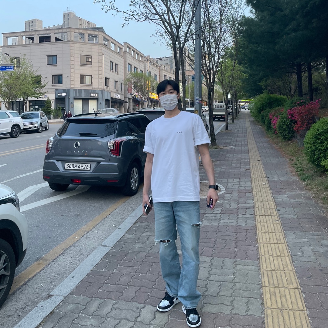 (W) Jordan 1 Retro High OG Silver Toe, A.P.C. Daniel T-Shirt White 착용 스타일 - 1