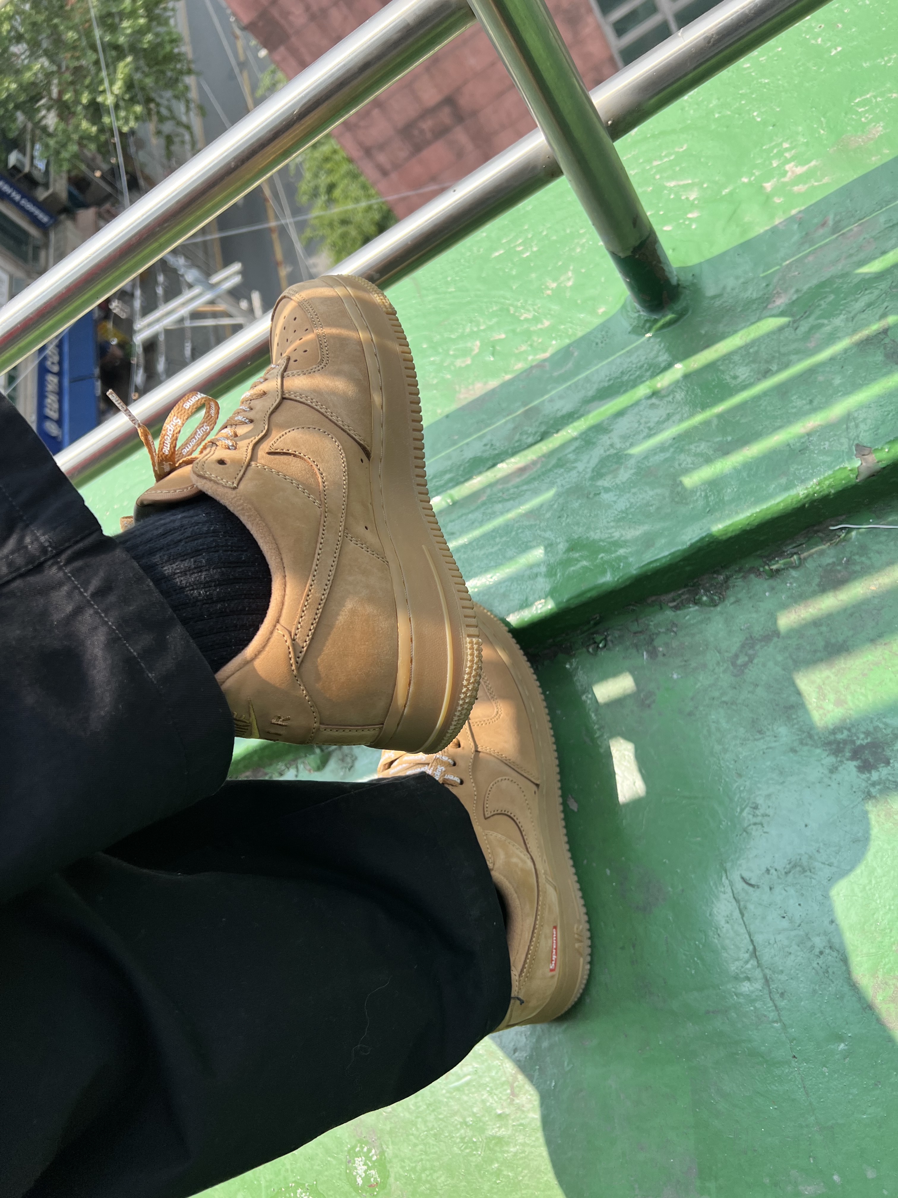 Nike x Supreme Air Force 1 Low Flax 착용 스타일