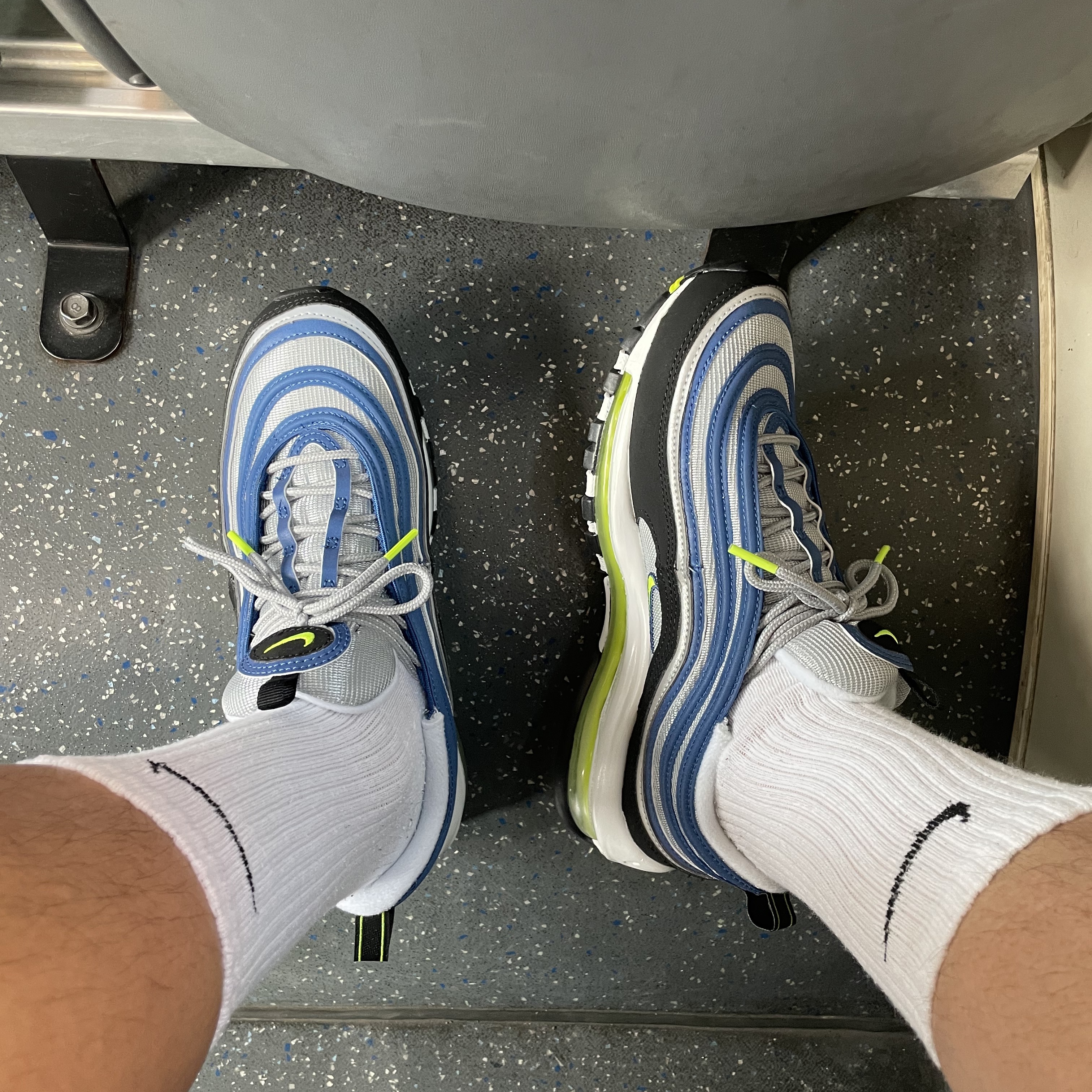 Nike Air Max 97 OG Atlantic Blue and Voltage Yellow 착용 스타일 - 1