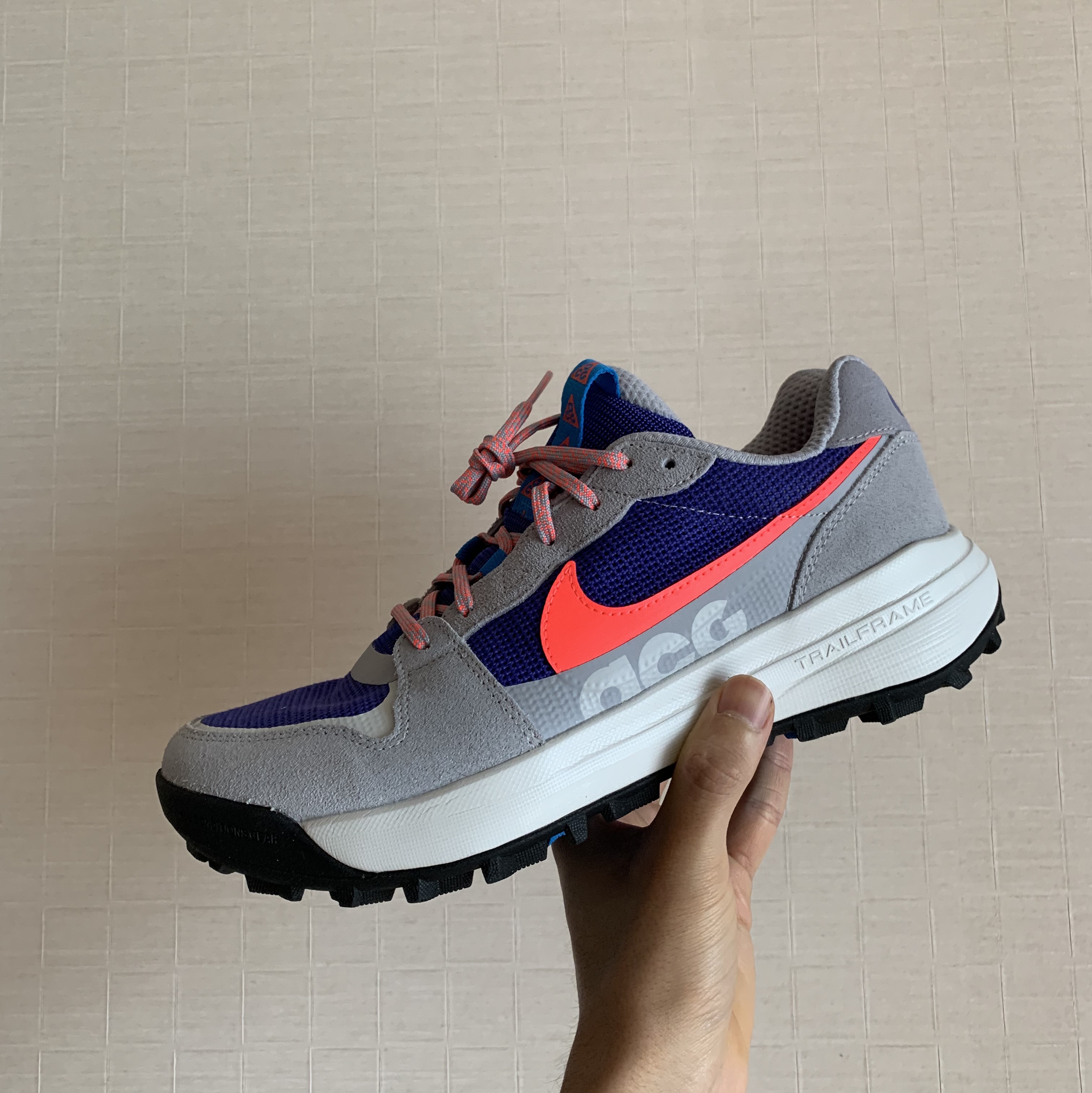 Nike ACG Lowcate Wolf Grey and Bright Crimson 착용 스타일