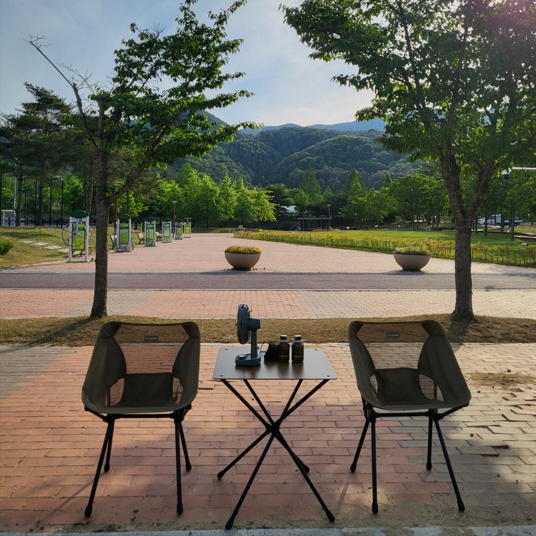 Helinox Cafe Table Coyote Tan, Helinox Cafe Chair Coyote Tan 착용 스타일