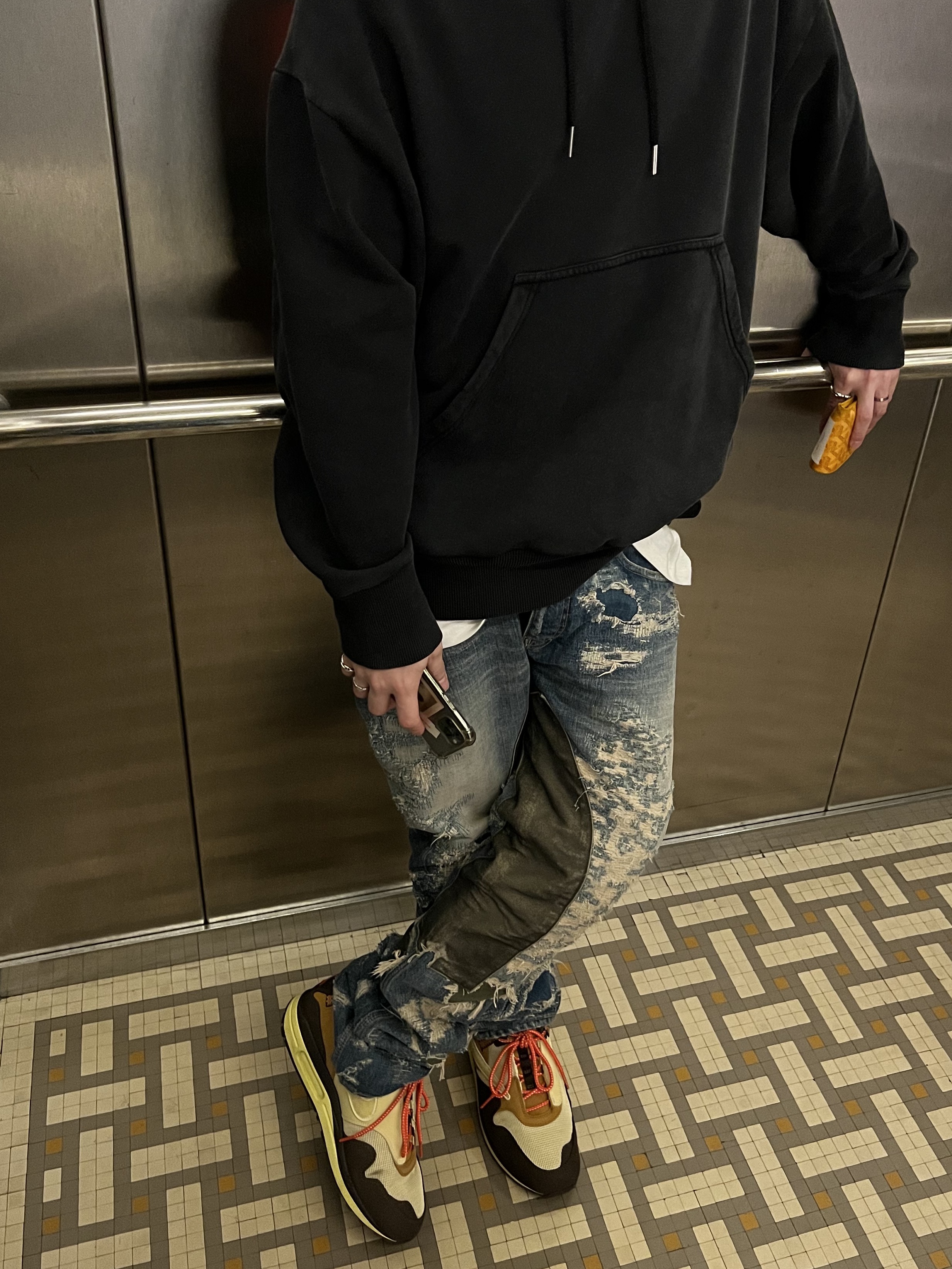 Nike x Travis Scott Air Max 1 Cact.us Brown, Stussy x Our Legacy x Denim Tears TTL Varsity Jacket Black 착용 스타일 - 3