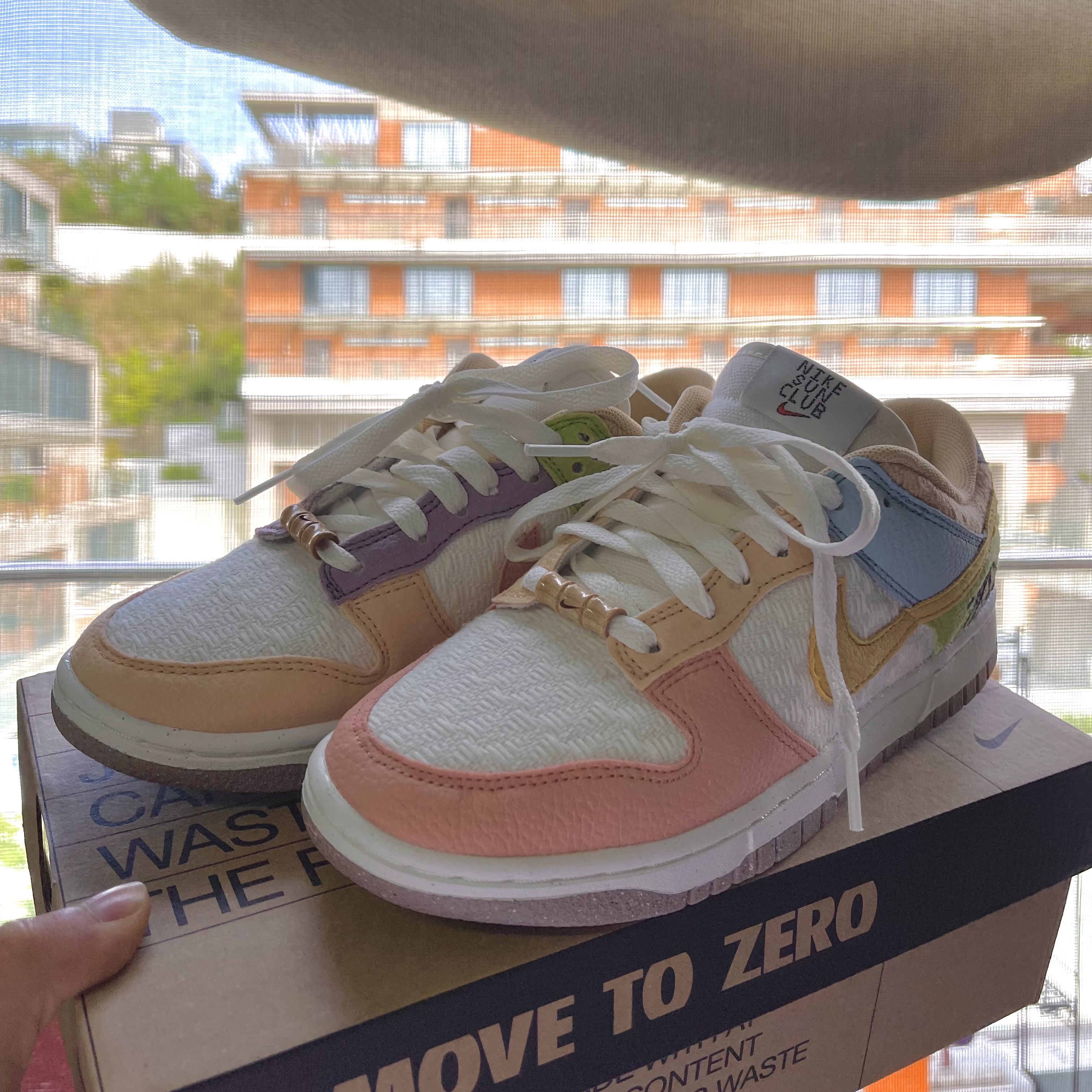 (W) Nike Dunk Low SE Sun Club Sanded Gold 착용 스타일