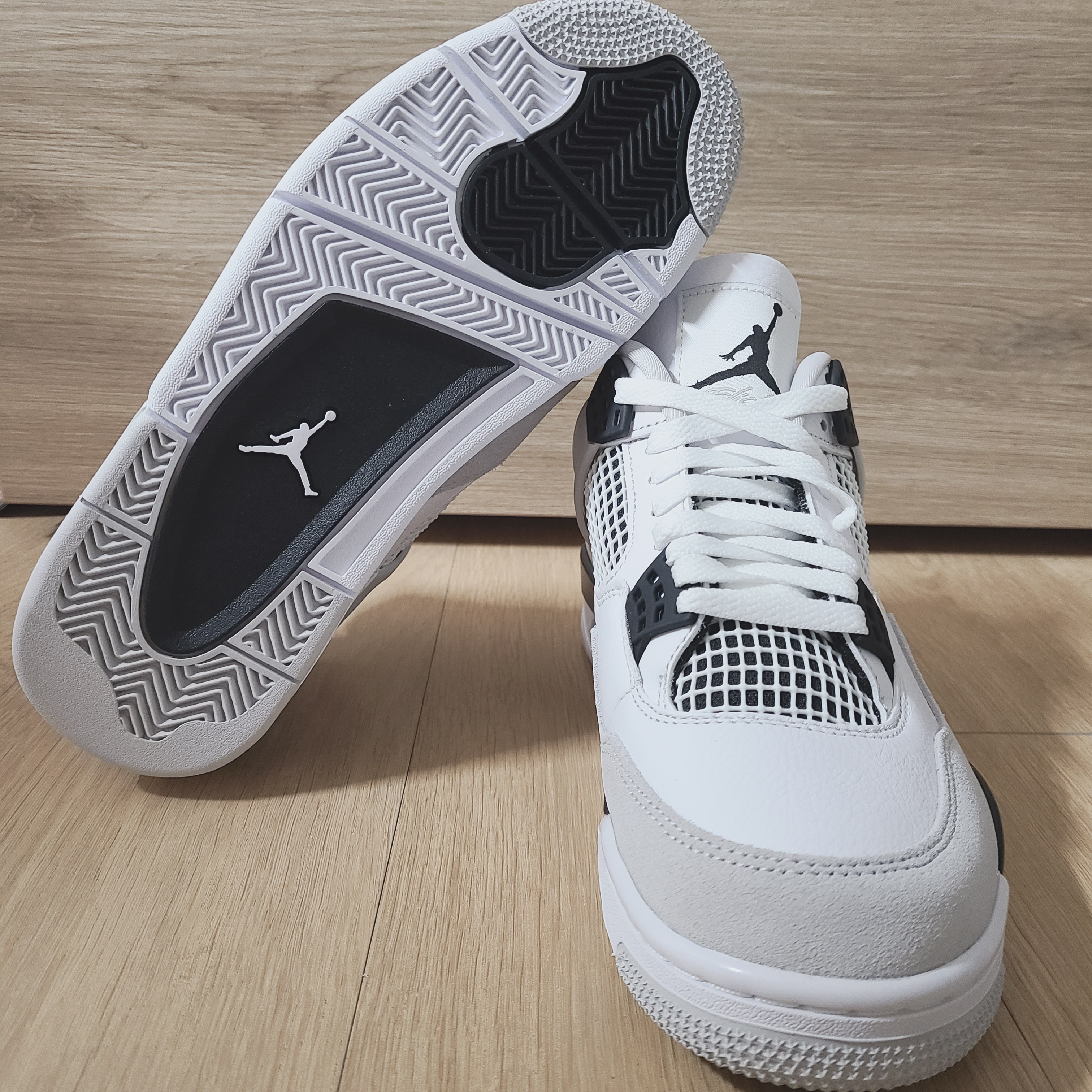 Jordan 4 Retro White and Black 착용 스타일 - 5