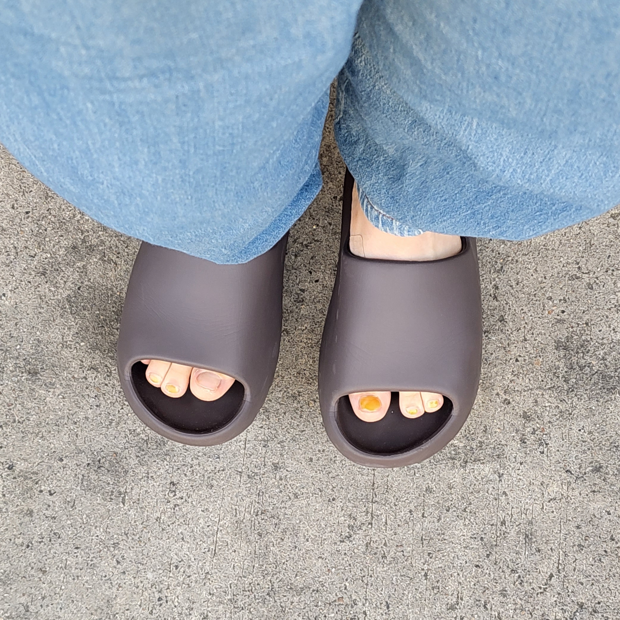 Adidas Yeezy Slide Soot 2021 착용 스타일