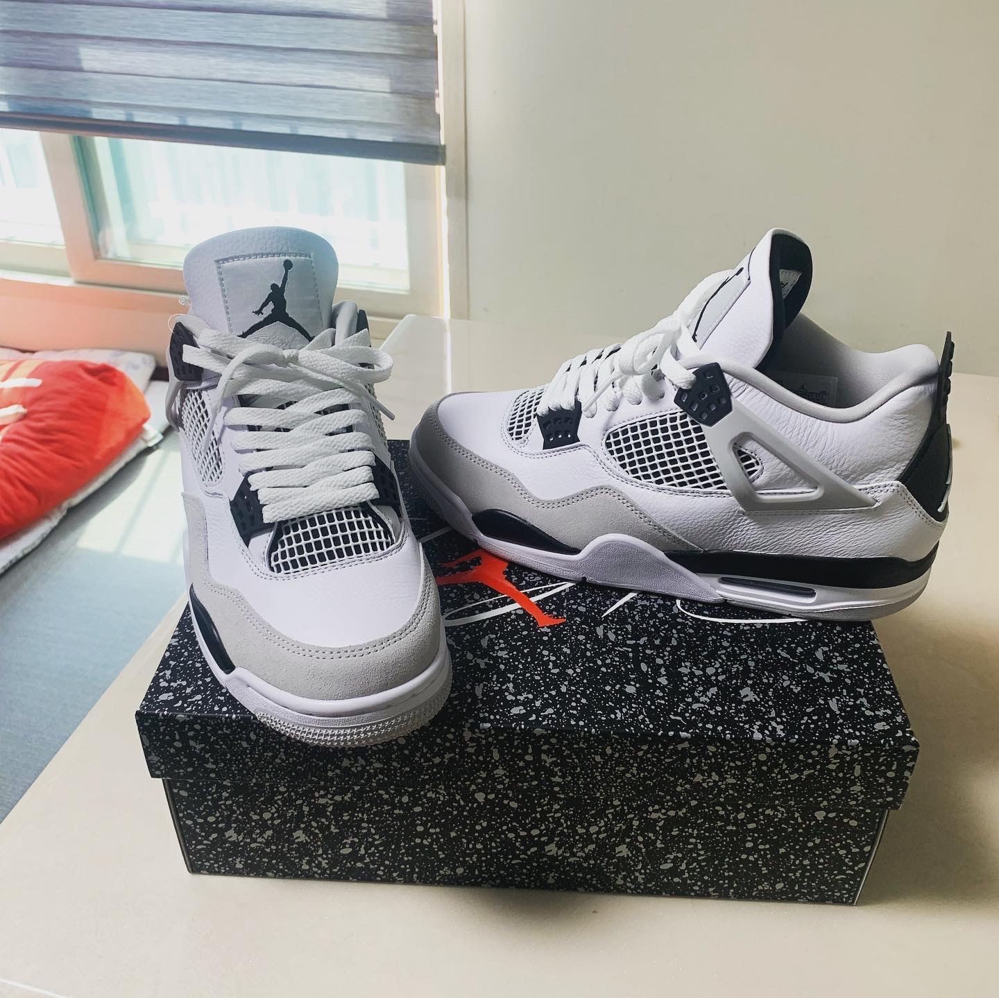 Jordan 4 Retro White and Black 착용 스타일 - 3